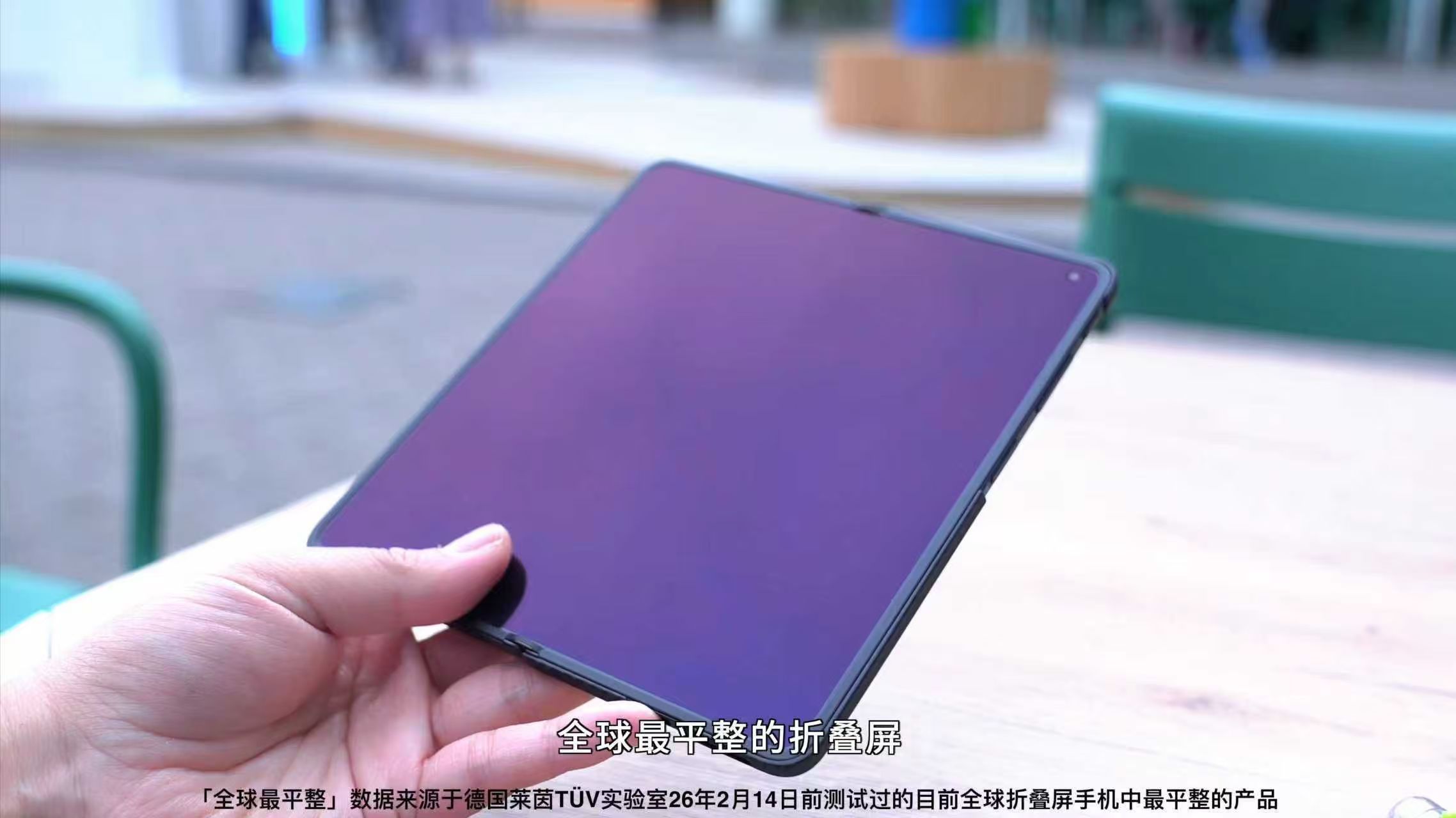 用折叠屏的人都懂，不管做的多轻薄、性能多能打，屏幕上那道折痕真的越看越膈应人，不