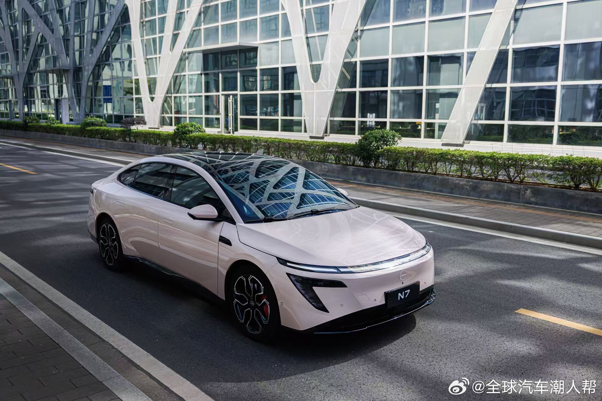 我们总在讨论“年轻人的第一辆车”该什么样。是极致的参数，还是炫酷的科技？N7青春