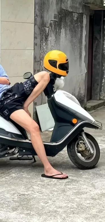 诡异的摩托车手，你看出哪里不对了吗？