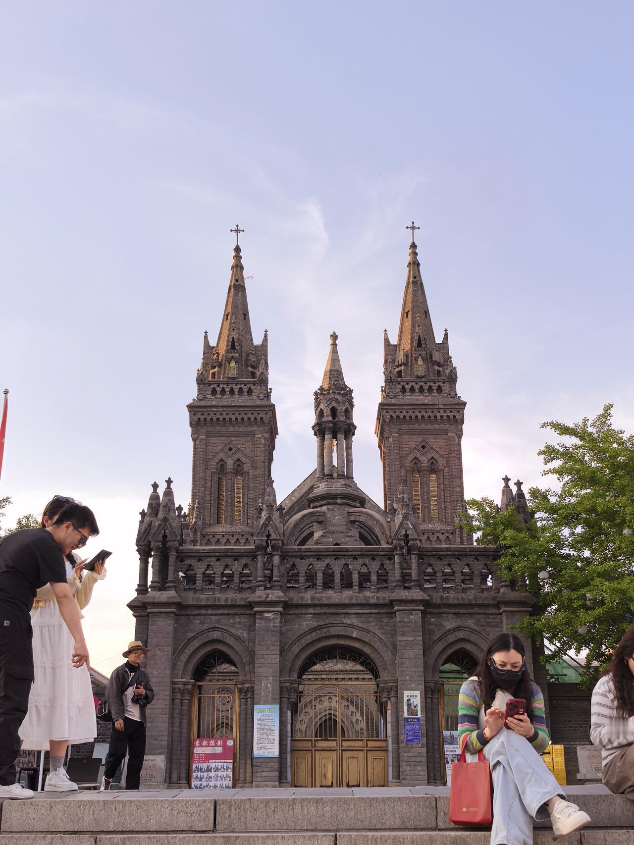 今天和老伴打卡沈阳小南教堂。据说这是百年前沈阳城内最高建筑。因为封闭维修，不得入
