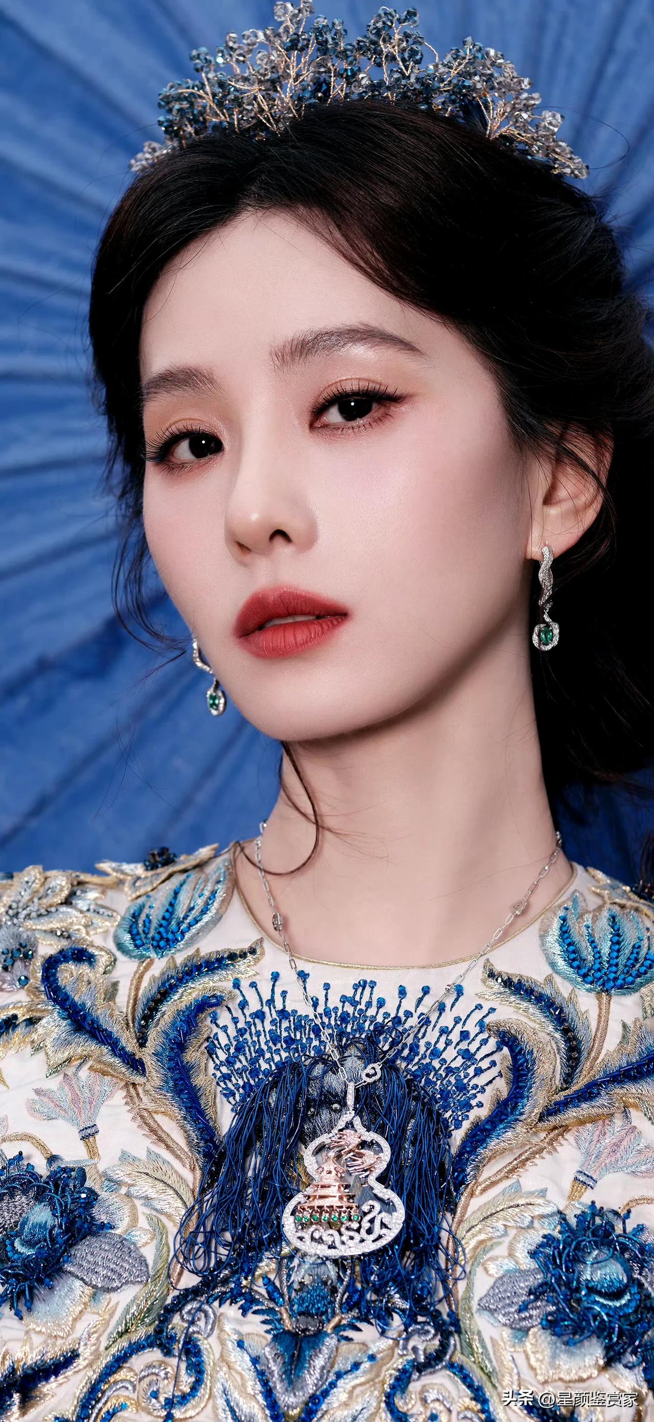 刘诗诗壁纸～东方美学的韵味尽显：蓝伞如墨，绣纹似画，她在诗意里穿行。