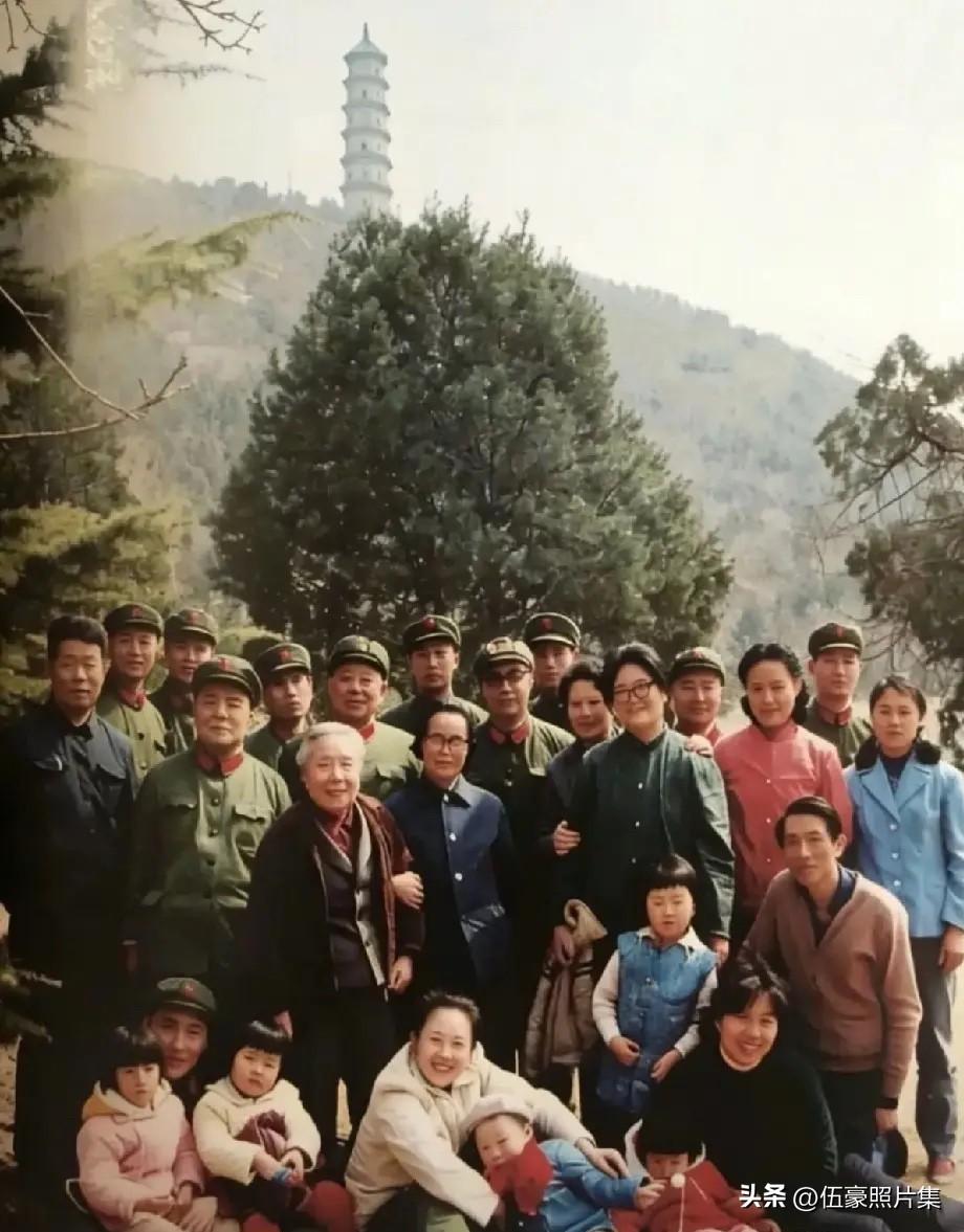 上世纪八十年代初，杨尚昆同志与弟弟杨白冰、妹妹杨白琳三家人在北京玉泉山合影。杨白