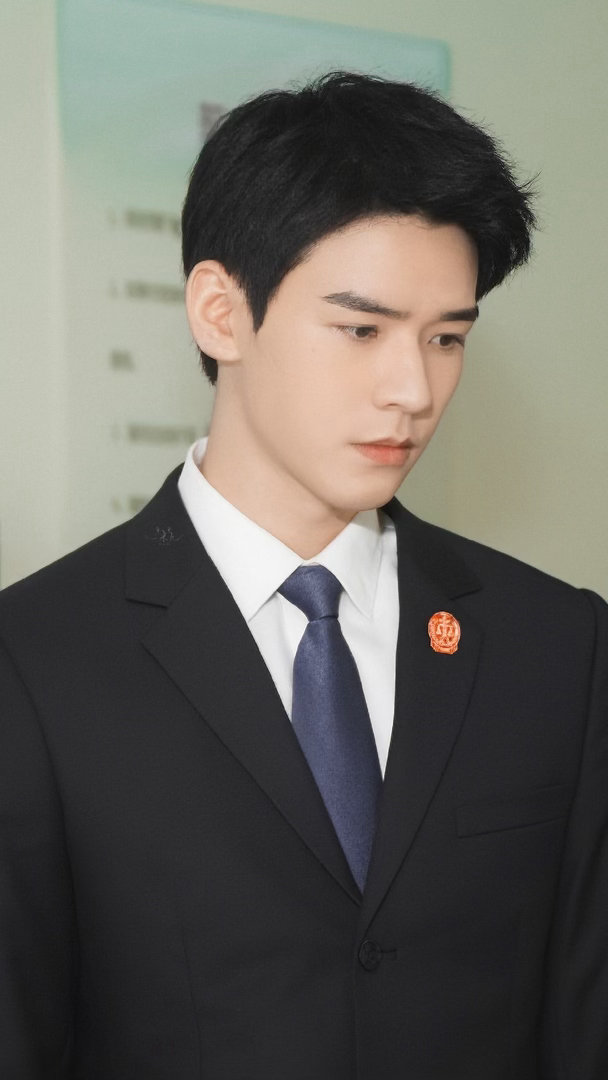 龚俊的舅舅也是律师龚俊肉眼可见的开心缘分真的妙不可言✨龚俊出演《家事法庭》，自家