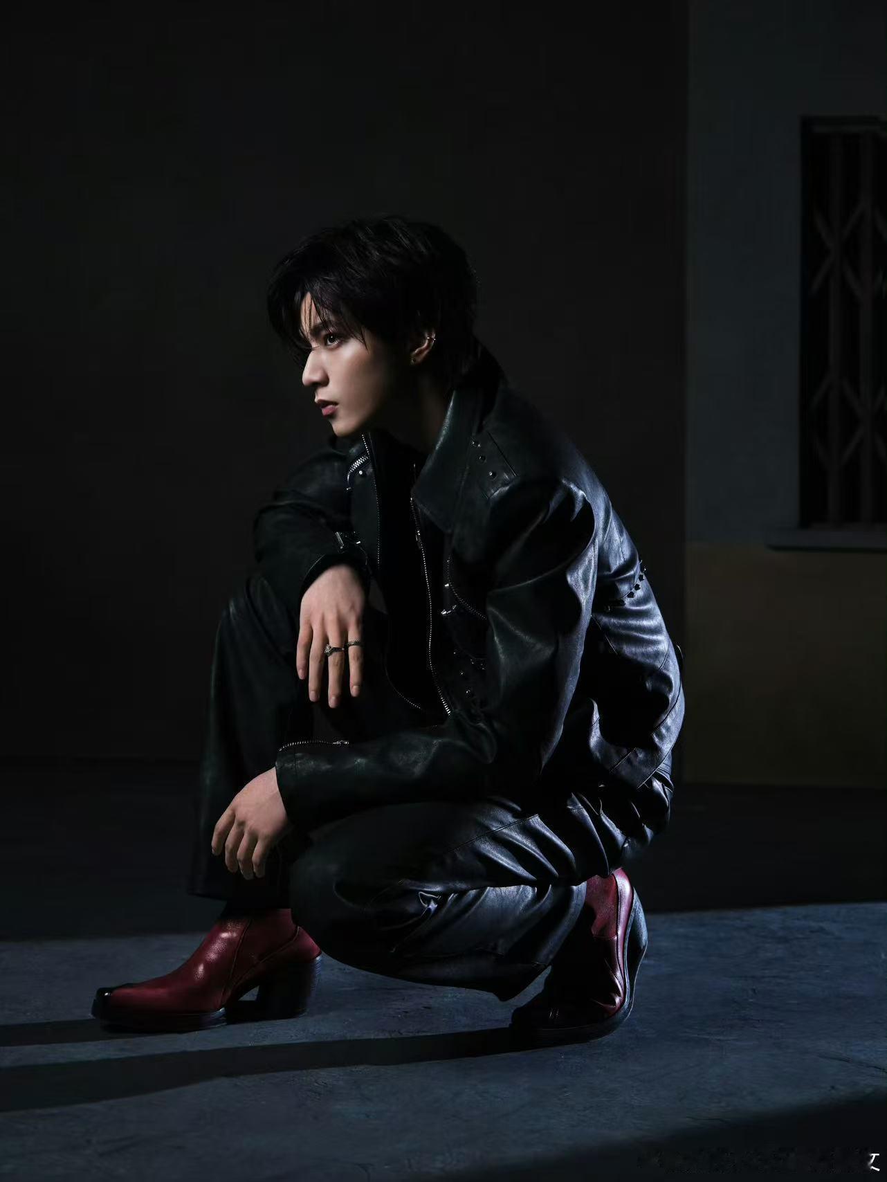 刘耀文潮男发力了刘耀文皮衣九宫格刘耀文皮衣九宫格，潮男发力了，