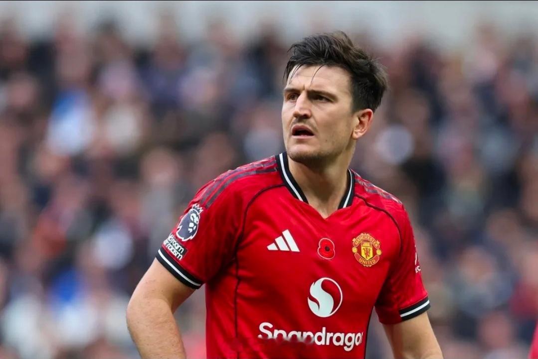 曼城vs曼联据《太阳报》报道，曼联已明确拒绝多家俱乐部对中卫马奎尔的报价，这位英