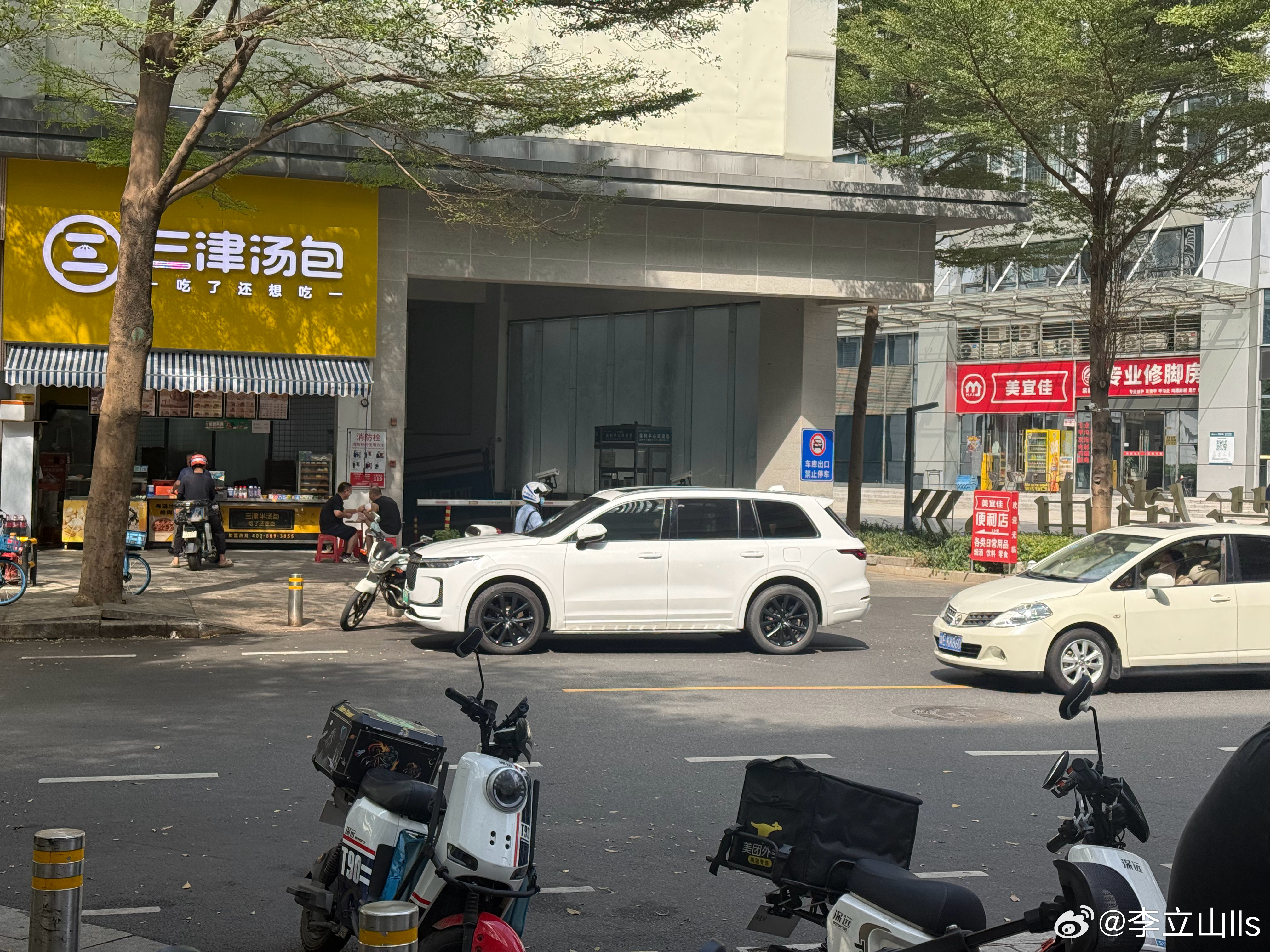 这种操作真的迷惑，为什么要停在地下车库出入口？关键附近有位置，有车位，甚至开前一