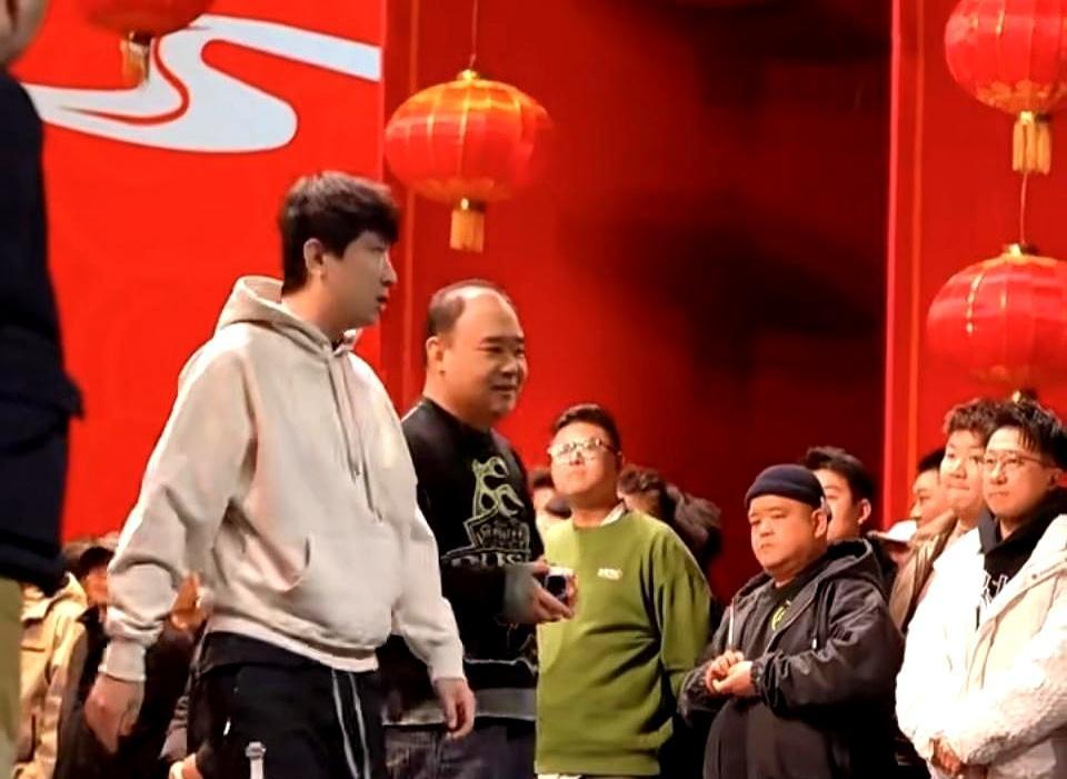 封箱夜，郭麒麟刚抖完包袱，尚九熙在侧幕把折扇捏得竹骨折了声脆响。
大屏切到张文顺