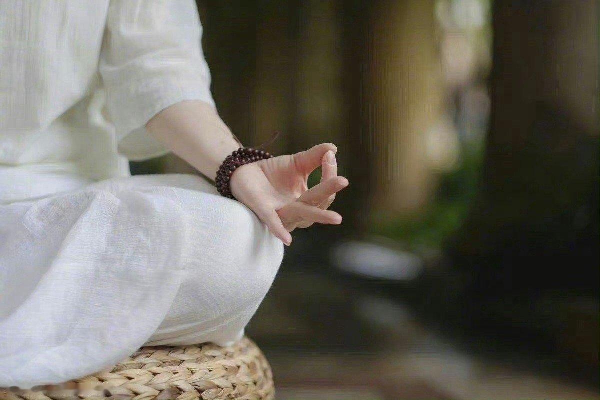 事实上，每个人有别人带给自己的快乐，但一个人不主动去追逐这样的快乐，不依赖于别人