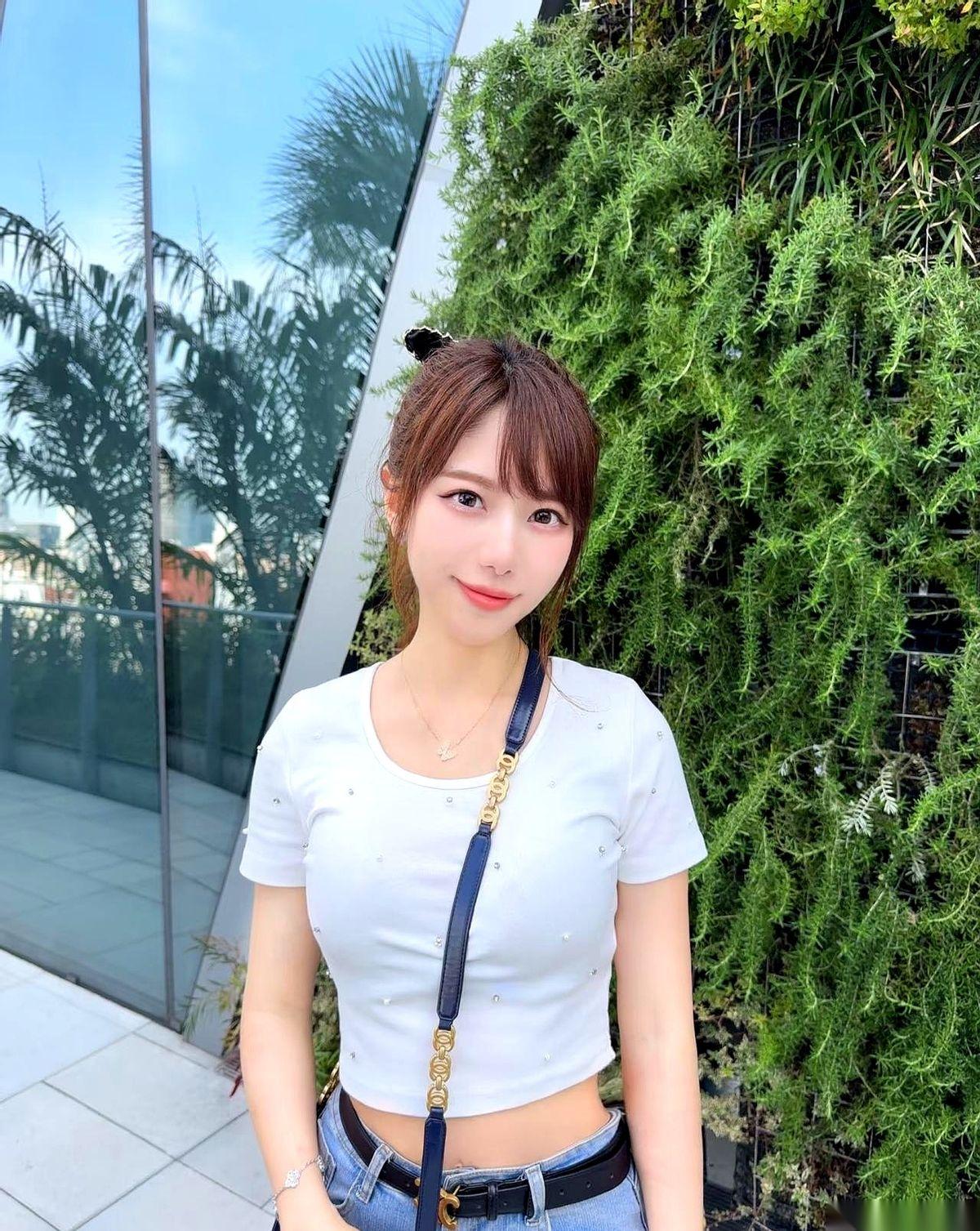 人死后，抹掉他存在的痕迹需要多久？
两个月。
连同他生前当眼珠子一样疼的那只阿拉