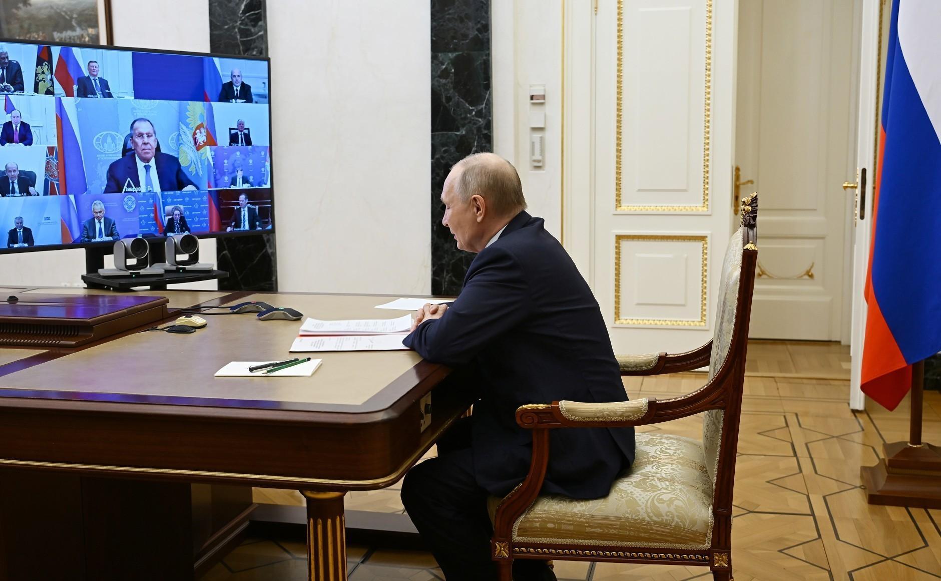 瓦洛佳小朋友  与联邦安全会议常委会议弗拉基米尔·普京通过视频连线方式，与联邦安