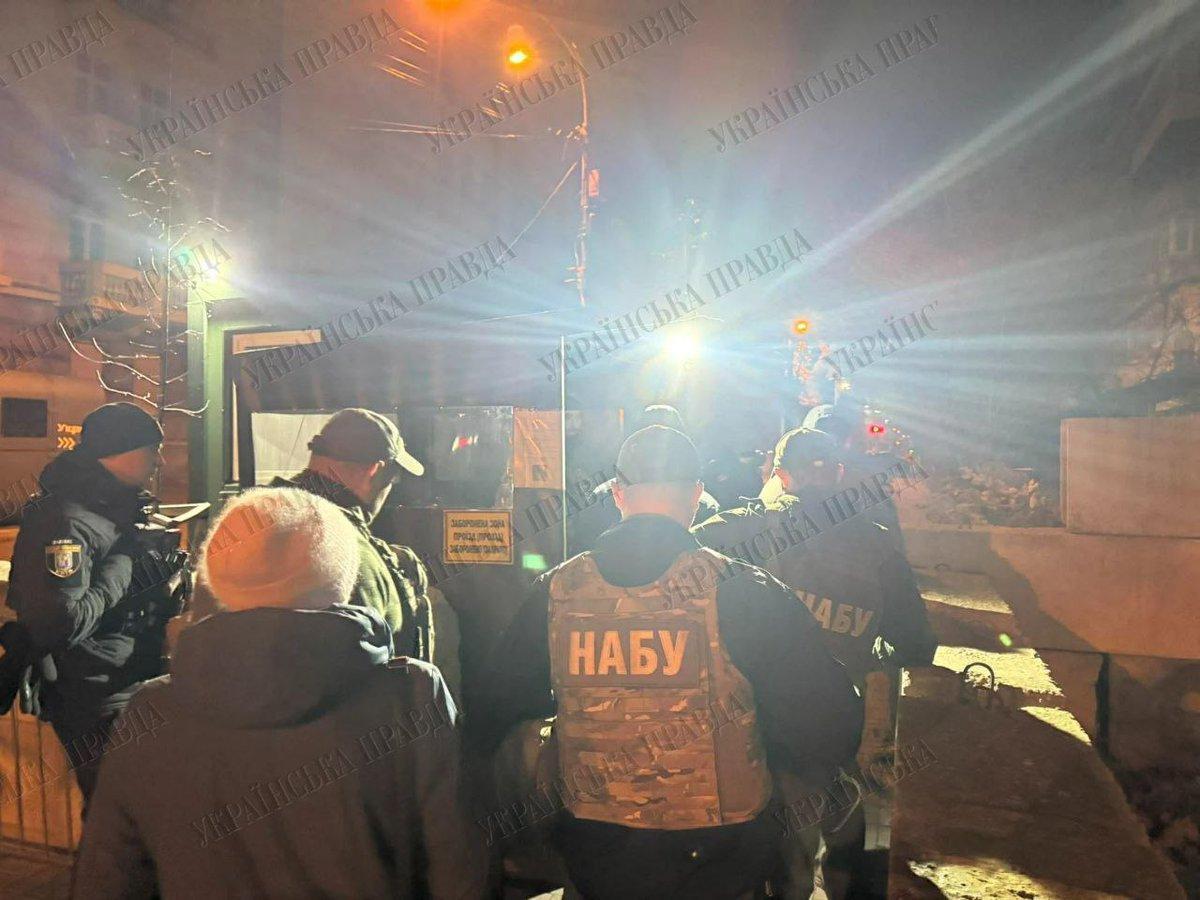 特朗普决定卸磨杀驴，大批探员冲入泽连斯基心腹家中，泽连斯基可能以退为进？
 
乌