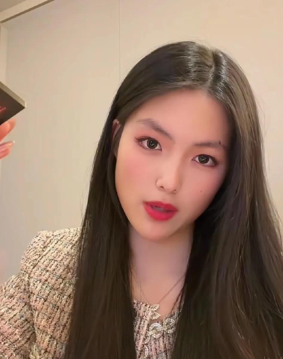 Maybe rich and pretty。王诗龄说也许我又有钱又漂亮。

闺女