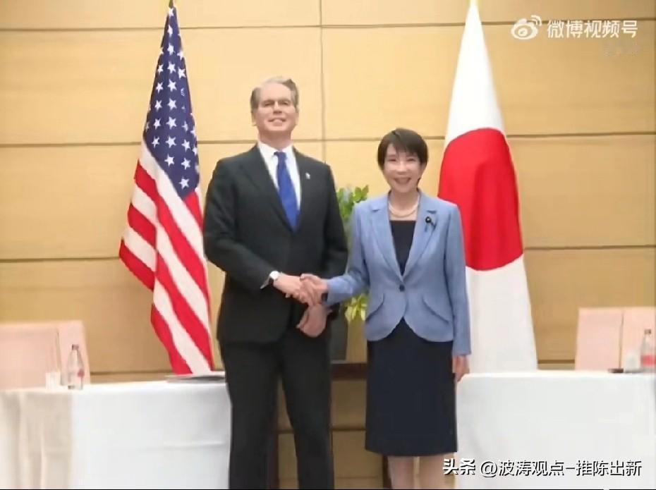 都亲如“姐妹”，
贝森特来了，
妈妈高桑就带姐妹好好的吃吃生鱼片，喝喝清酒，
逛