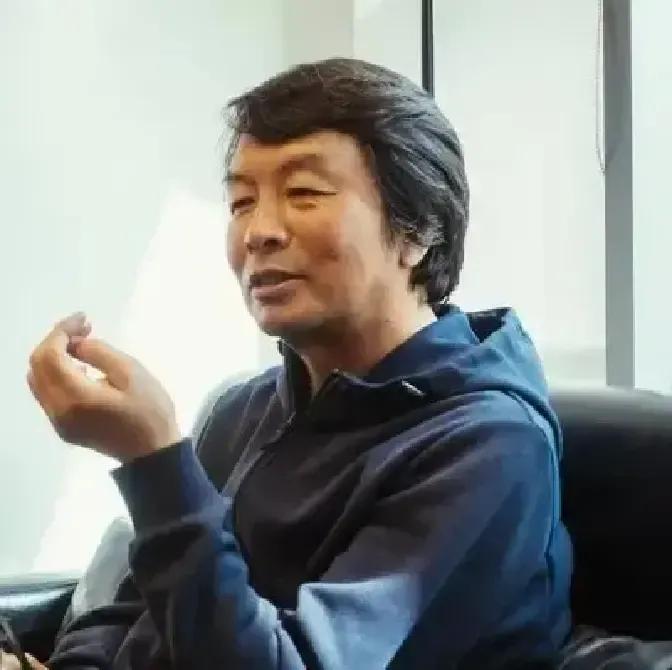 刘震云在人大讲座直接开炮：穷爸妈砸锅卖铁给孩子买钢琴报游学，却舍不得花时间陪聊一