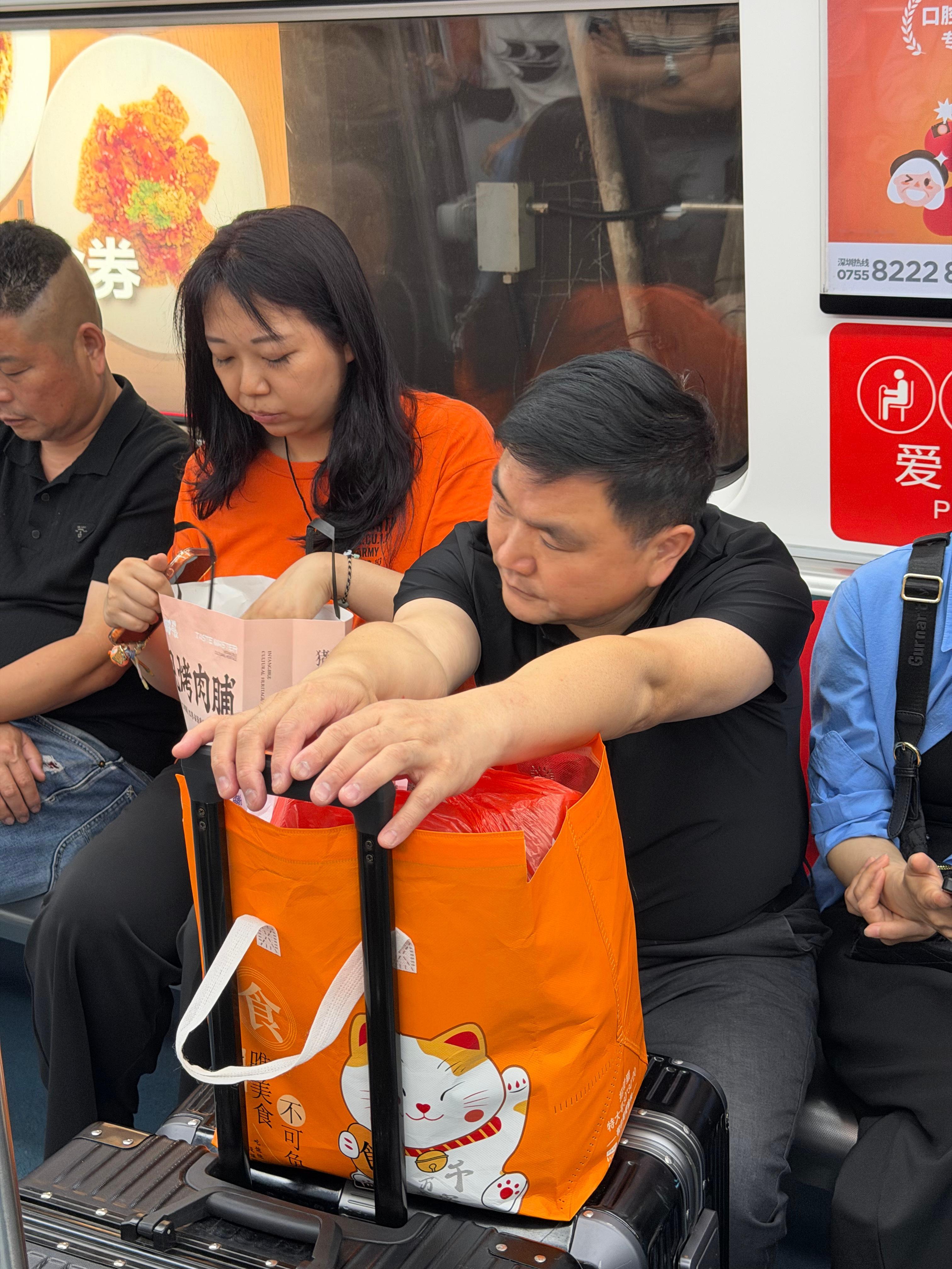 我刚刚地铁上看到个大哥，有点像张雪有没有张雪机车热身赛第一 深圳·地王商业大厦