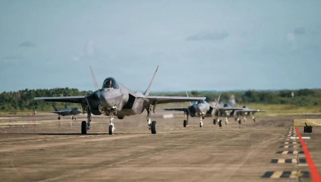 美伊双方刚在巴基斯坦的斡旋下达成两周停火协议，约定在伊斯兰堡举行谈判，美军就立刻