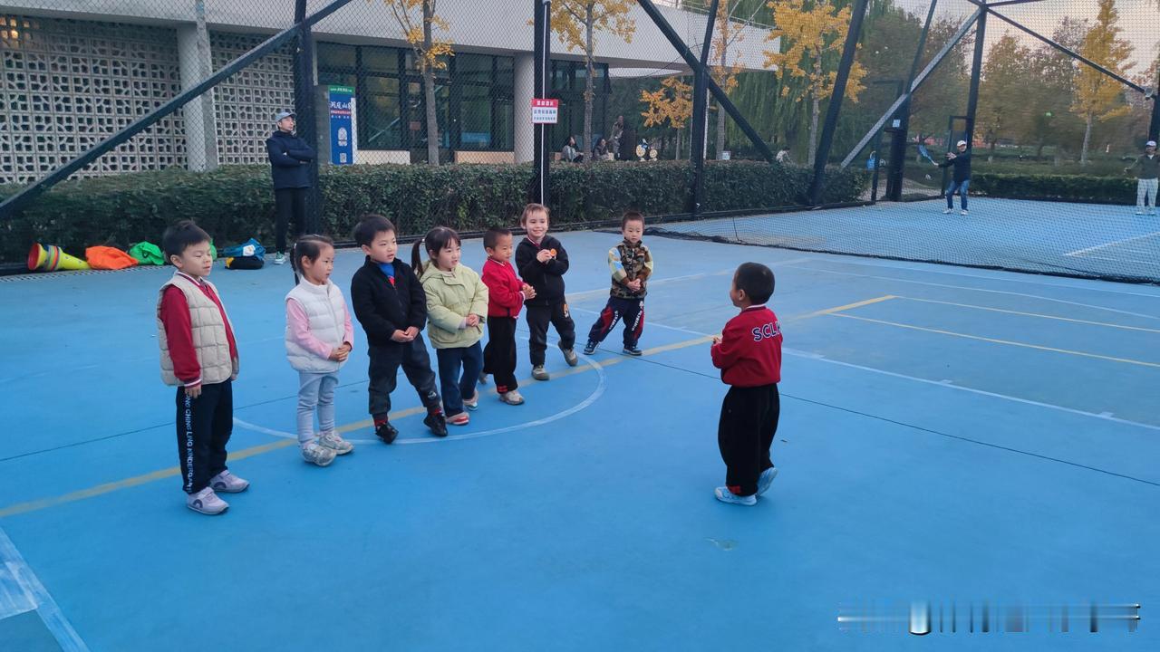 我有一个非常小的篮球学员，上一次我在教大孩子篮球课的时候，他的呃保姆阿姨呀看到我