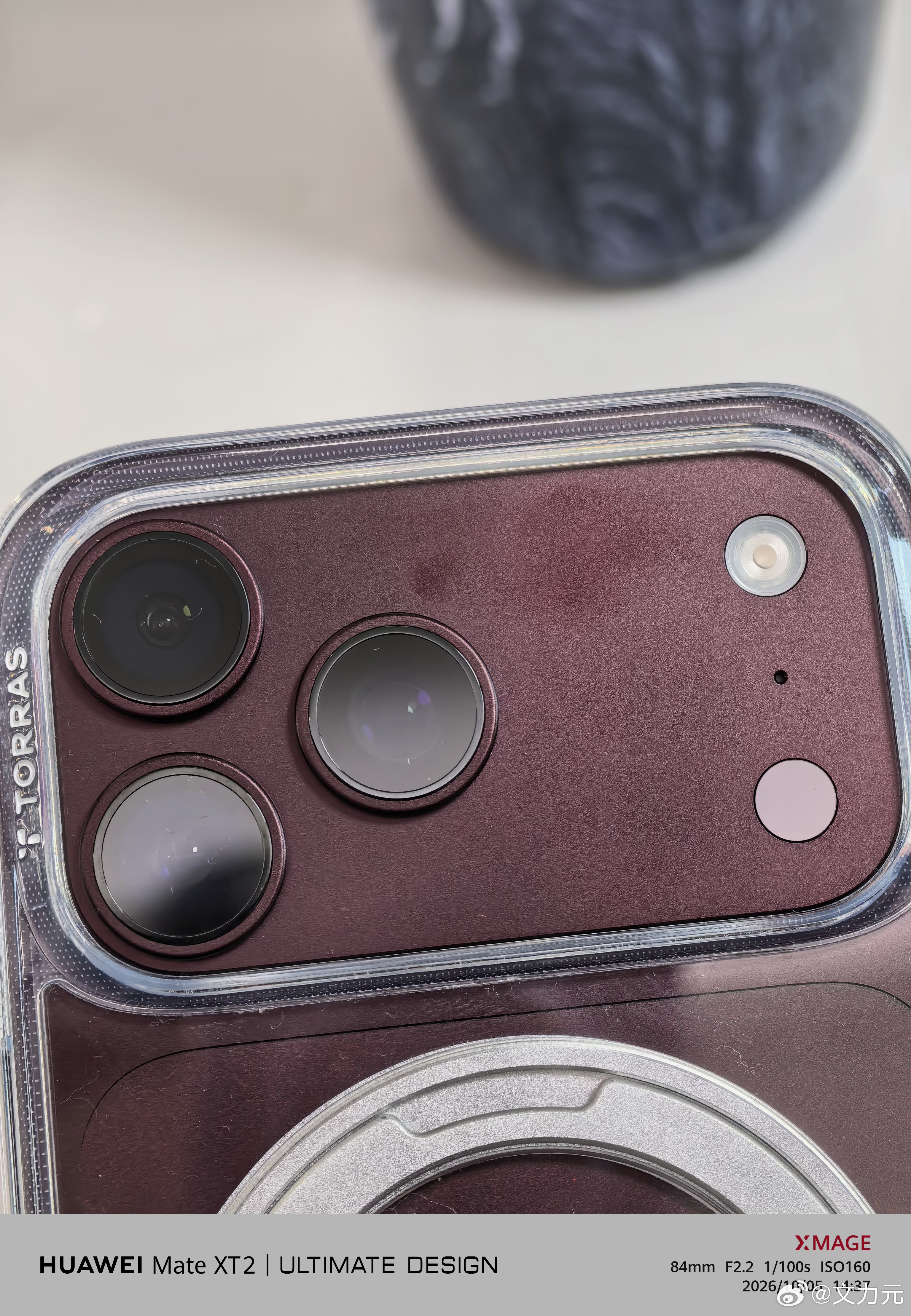 iPhoneDuo沾上指纹很难擦干净，看来苹果的材质都是一样的，iPhone 1
