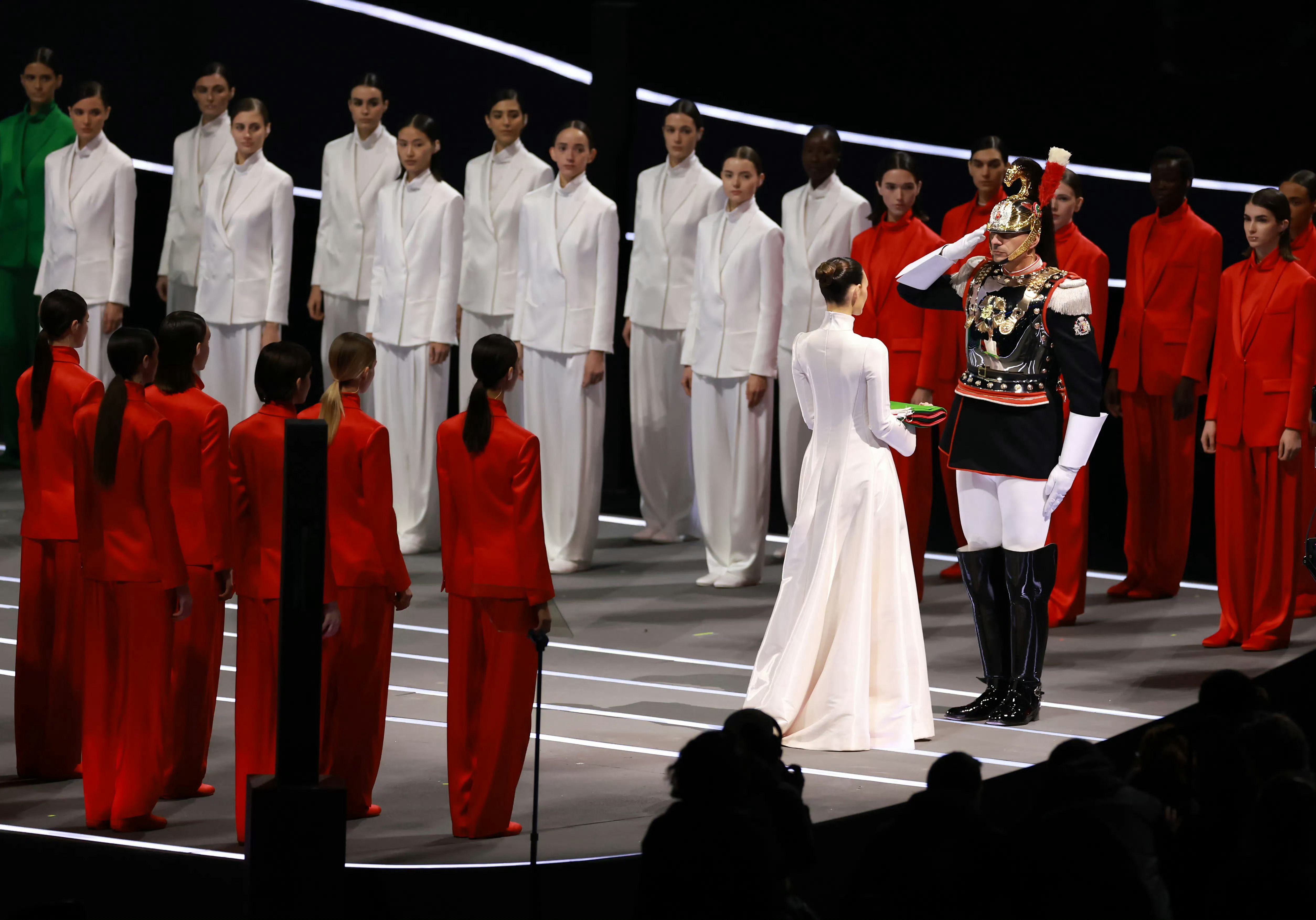 米兰冬奥会米兰不愧是时尚之都，冬奥会开幕式审美在线，有经济上行之美，场面是好看的