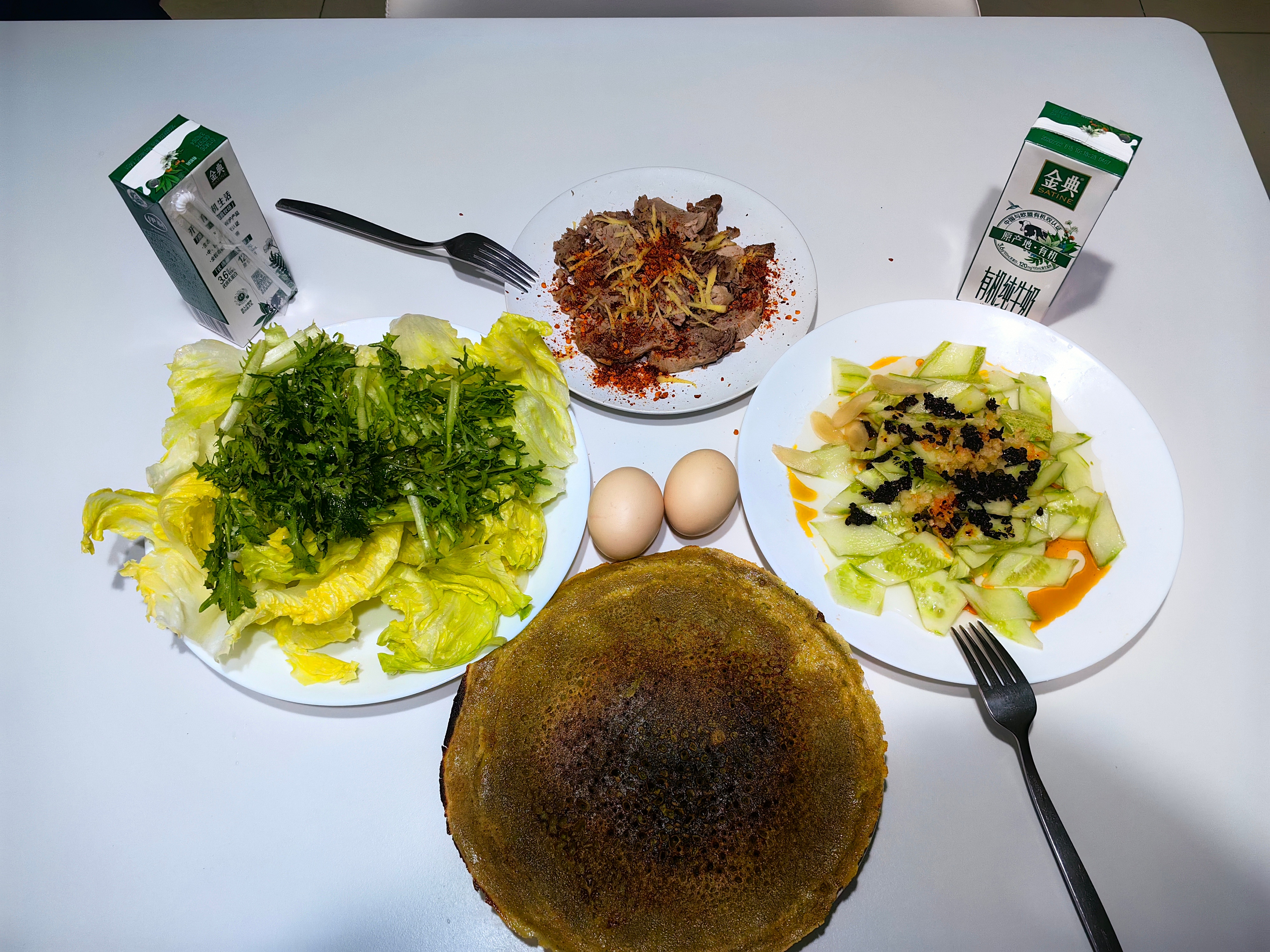 对两餐制的我们而言，早餐很重要，不能简单了事。100克熟瘦猪肉，500毫升牛奶，