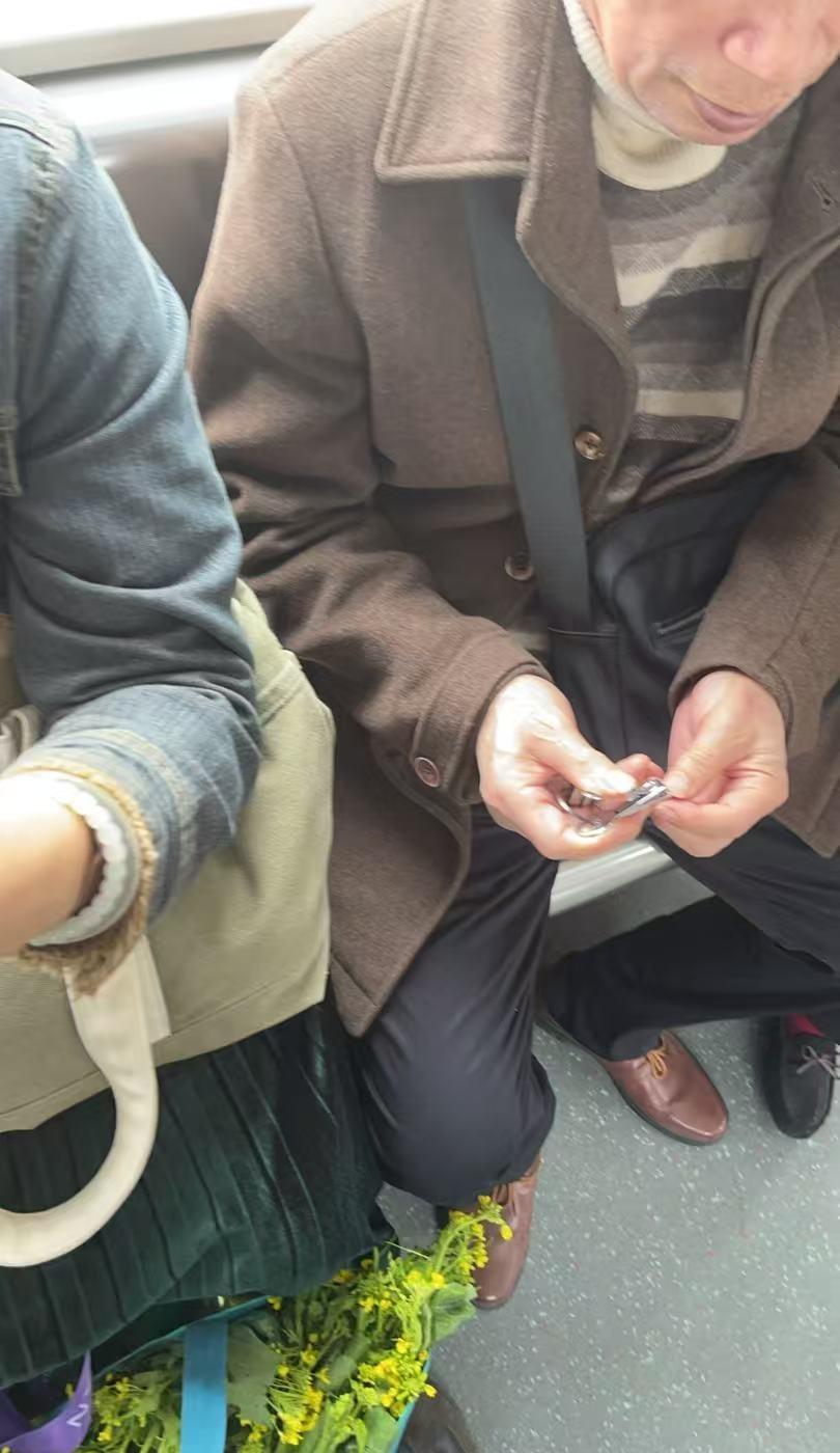 能不能把“不要在地铁内剪指甲”纳入乘客准则里面。足足剪了成五分钟+，剪下来的指甲