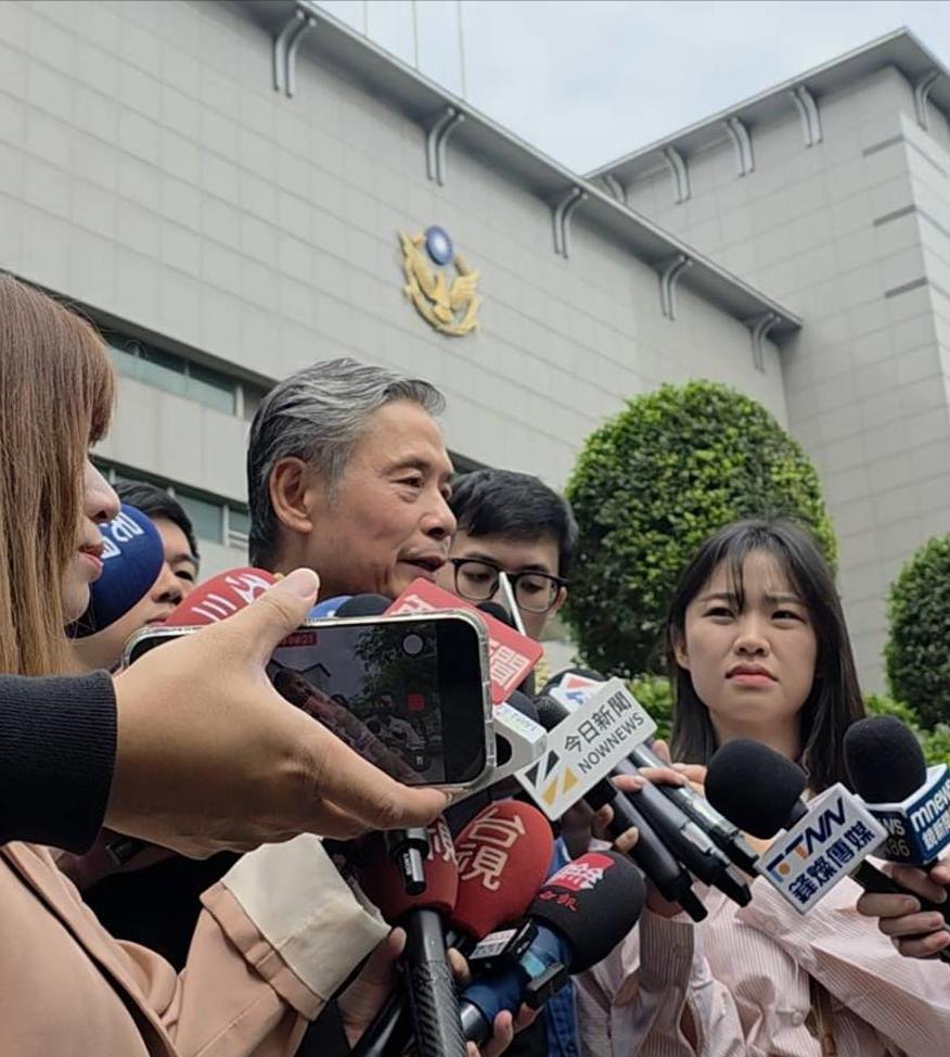 针对有人在YouTube平台上恶意利用AI技术制作影片，且影片内容充斥着诸多不实