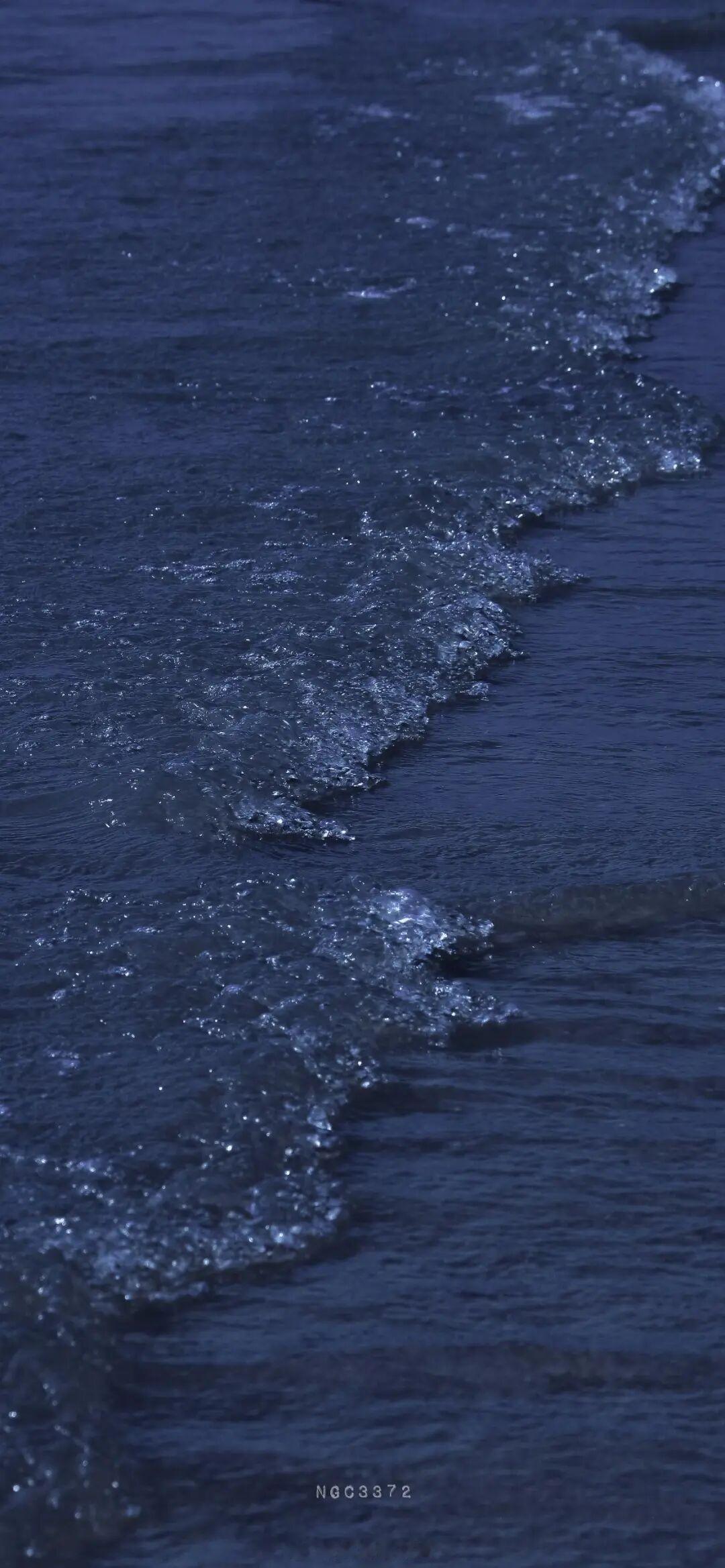 “爱是深渊，有人沉沦，有人打捞星辰。”——杜拉斯《情人》