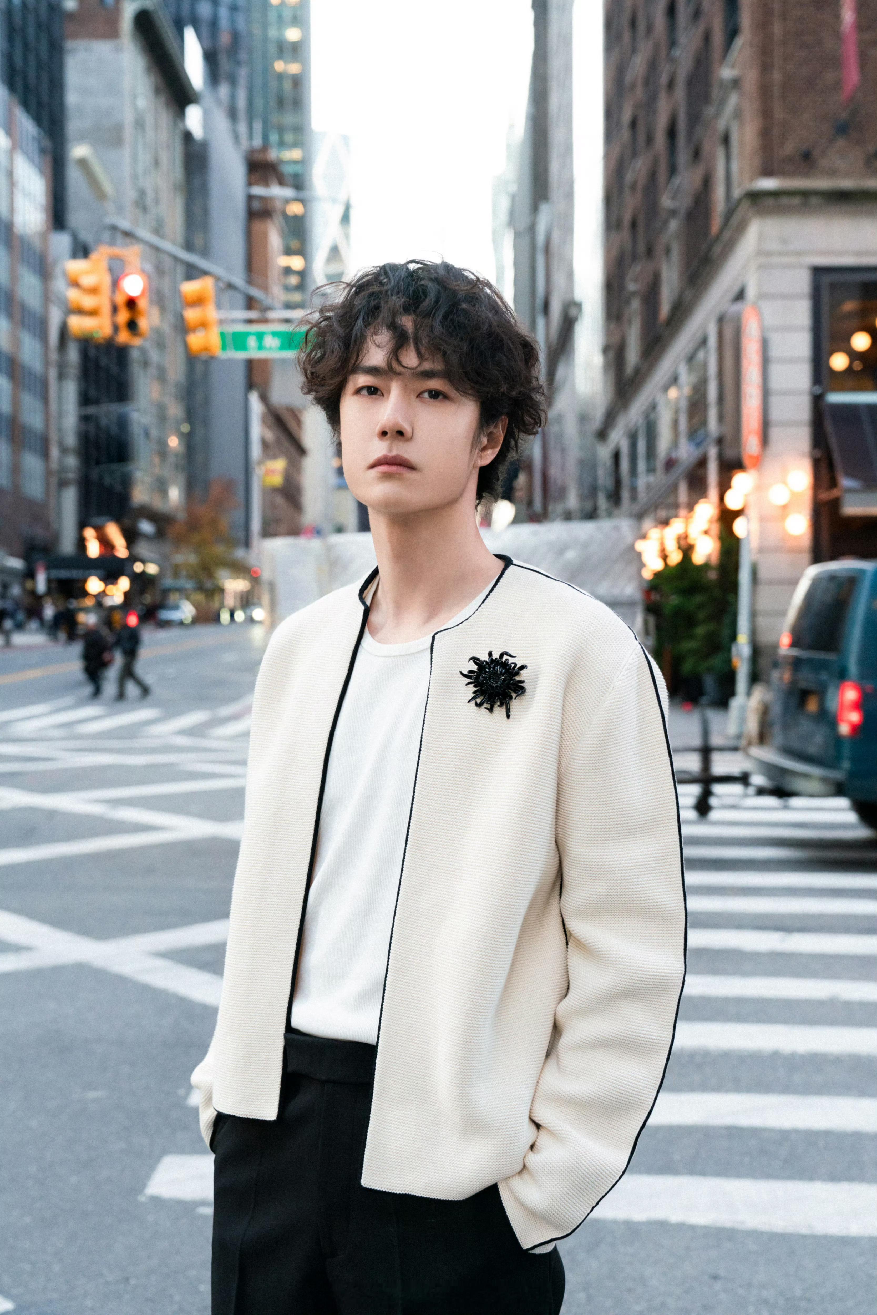 王一博CHANEL纽约看秀造型出炉，他演绎了品牌2026春夏高级成衣系列的黑色滚