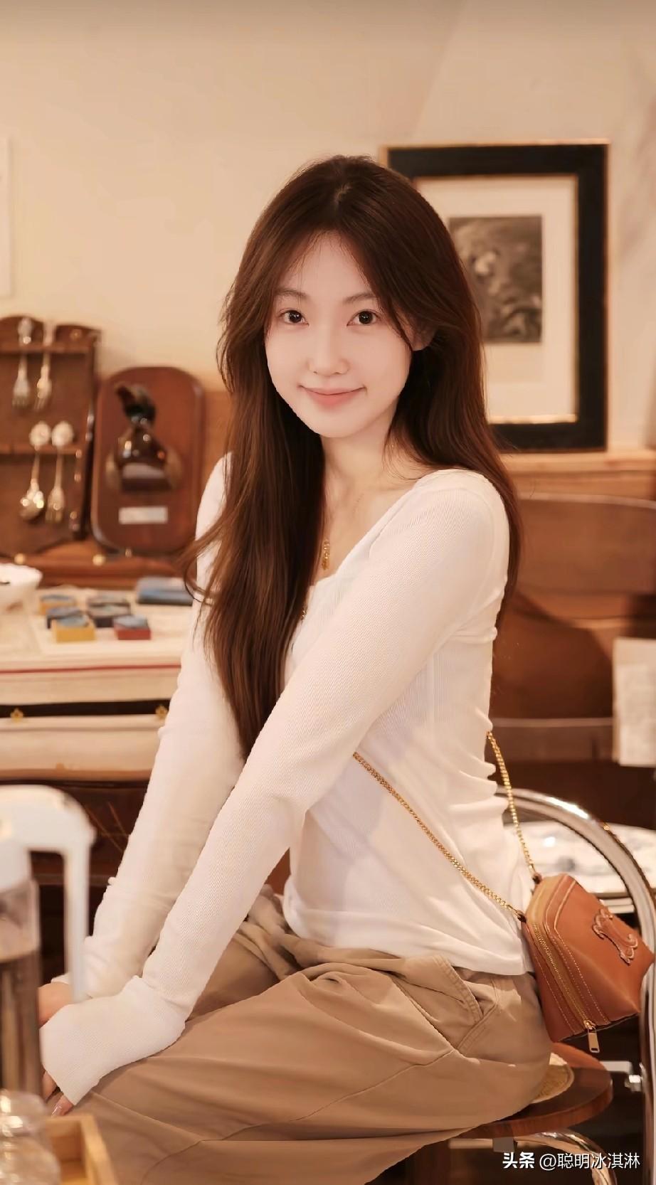 温柔甜美的午后时光，白色毛衣搭配米色长裤，简约优雅。