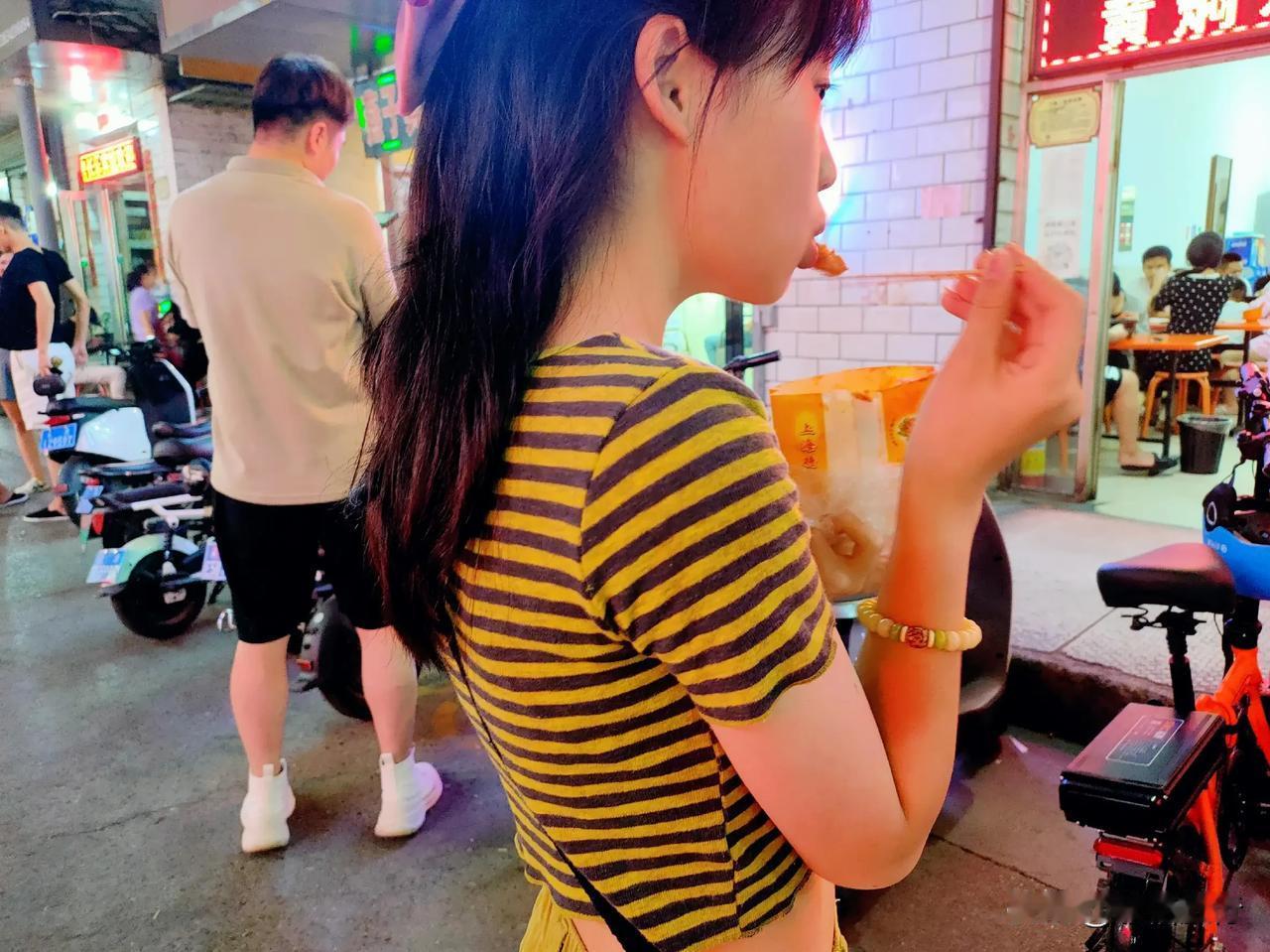 一墙之隔，墙内是象牙塔的莘莘学子，墙外是夜色下的市井繁华