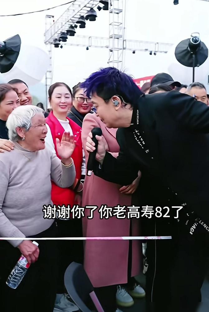 主持人王为念到奉节参加活动，对台下一位82岁的老奶奶说，“您121岁时候有个坎儿