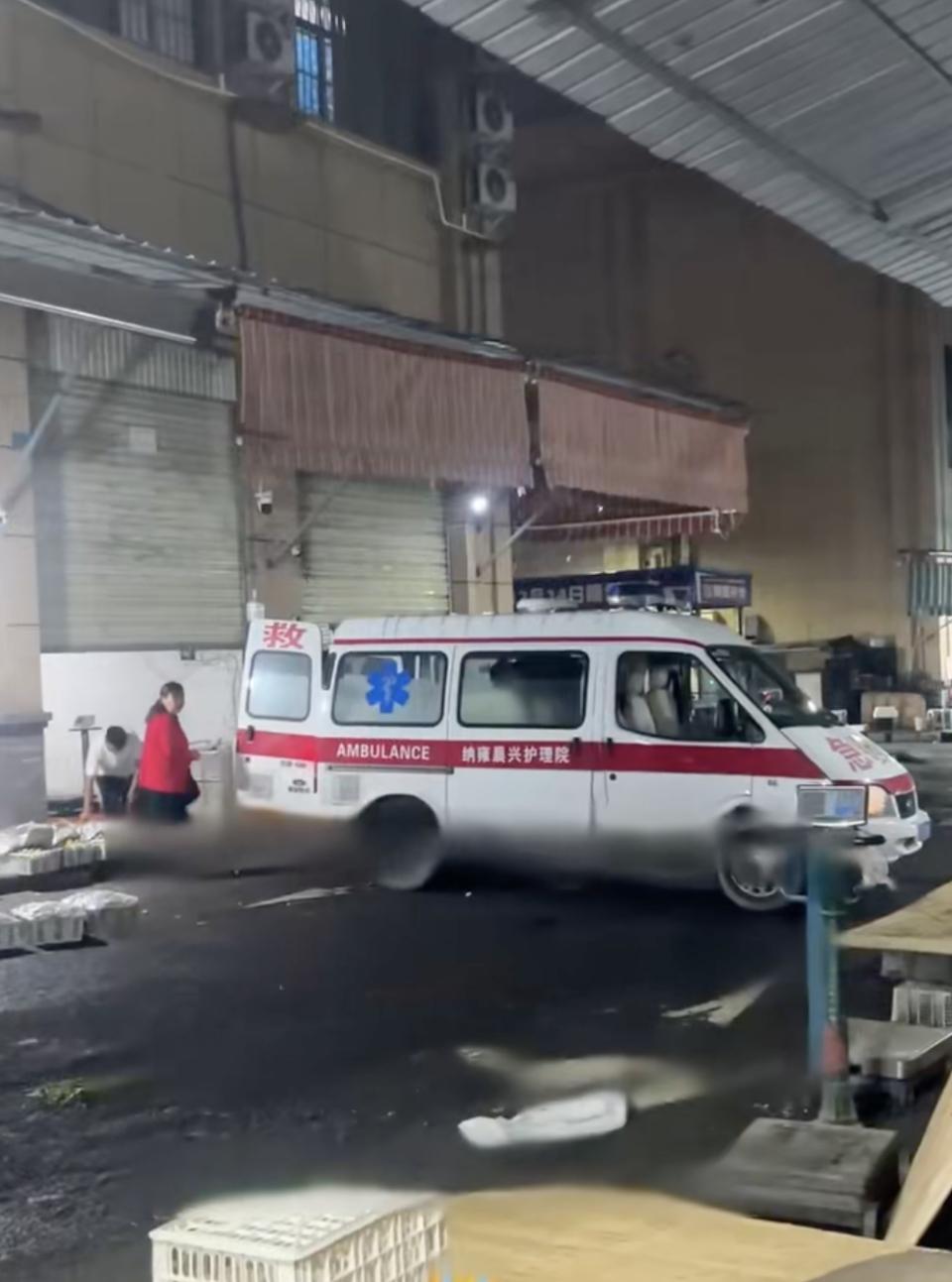 这救护车凌晨跑去批发市场卸水果，可真是让人惊掉下巴！贵州纳雍这事儿一曝光就引发热