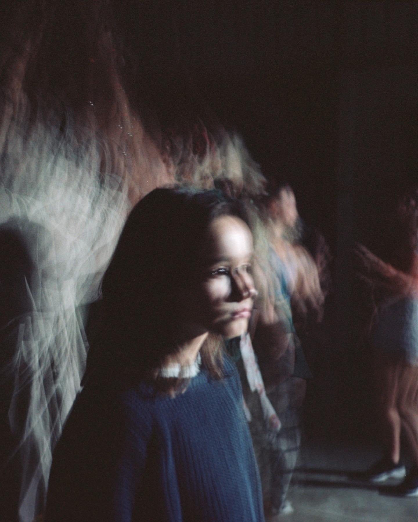 一张《晒后假日》（2022）的片场照