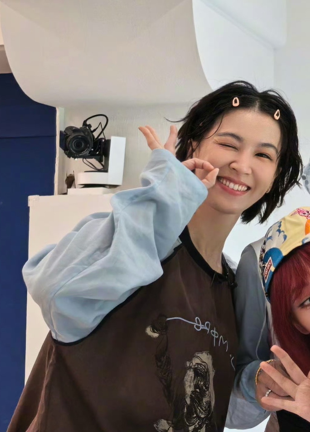 这小孩就是这样顶着一张萌萌的脸给宠物迷发侦探证的！ 