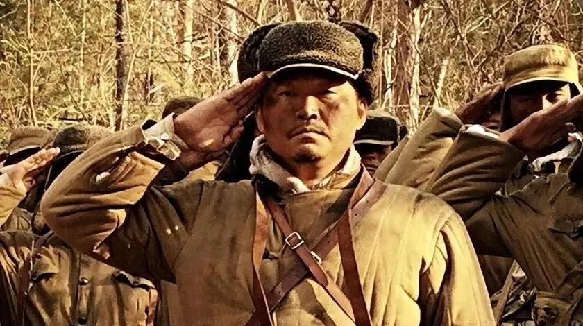 1950年，志愿军炊事班班长康庆禄牺牲后，他的机枪仍然在发射子弹，击毙了一大片敌