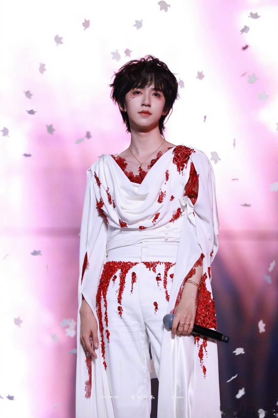 贺峻霖大屏的神贺峻霖的大屏状态也太能打了！不管是舞台怼脸镜头还是活动生图，皮肤状