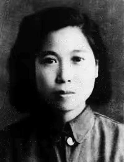 1945年，香港女侠方姑被叛徒出卖，眼看来不及逃跑，她竟假扮乞丐，主动靠近日军，