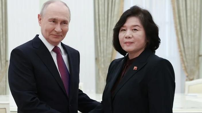 中国养出白眼狼了？普京公开感谢朝鲜出兵，俄罗斯直接翻脸不再支持半岛无核化，平壤街