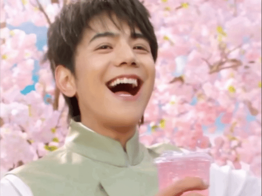 丁真真藏时光 去年今天，桃花树下的仙男在开开心心地吃粉汉堡，要一直这么开心快乐呀