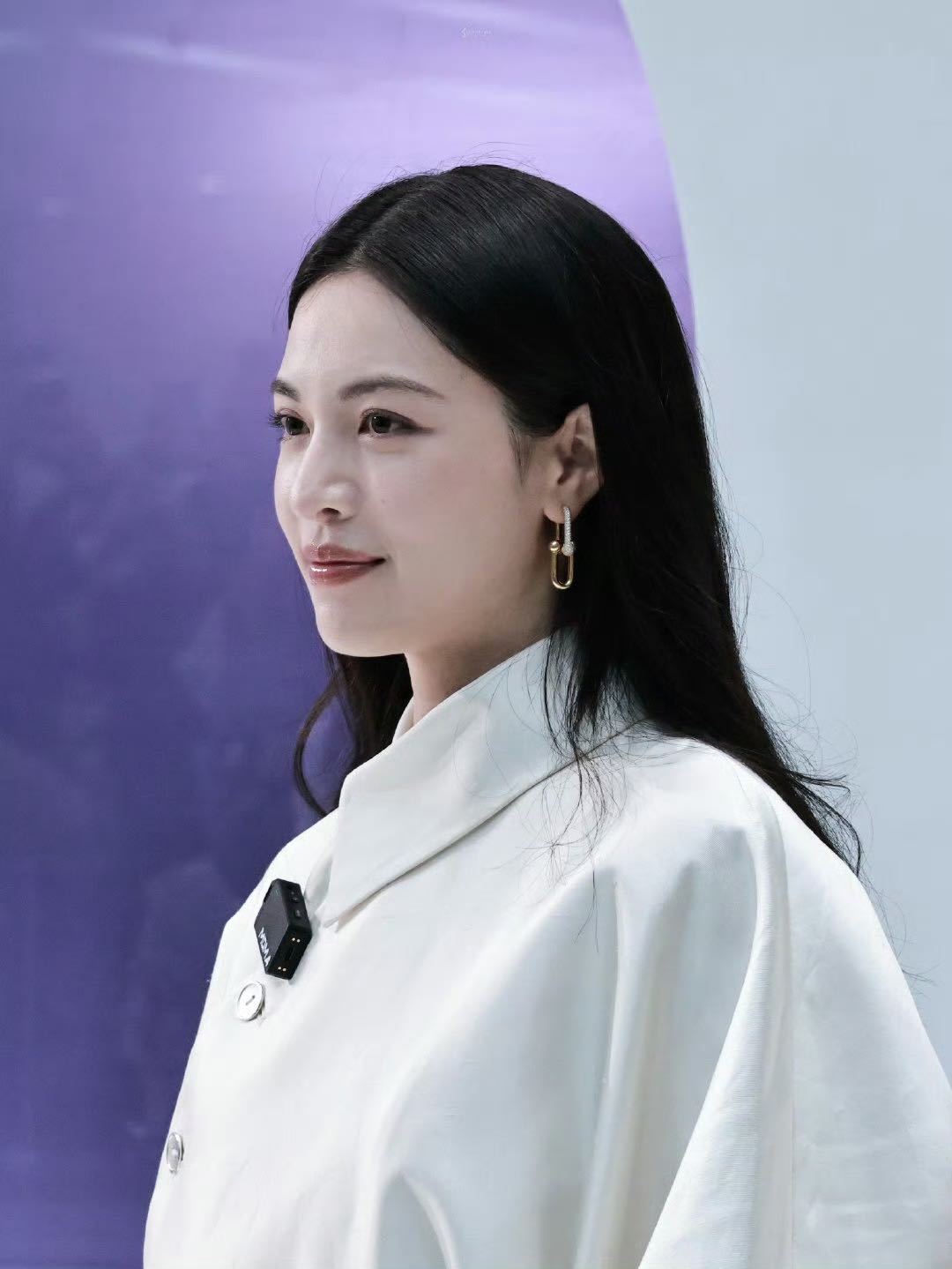 钟楚曦扫楼状态 谁看了不喊一句姐姐好美！钟楚曦新浪扫楼状态全程在线，笑容又甜又飒