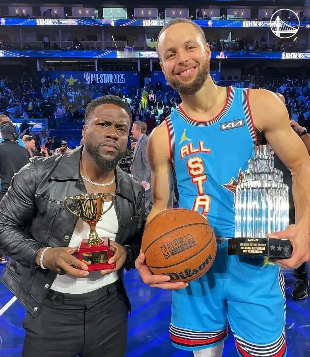 实至名归！恭喜库里，获得了2025年NBA全明星赛的MVP！

这座奖杯绝对是货