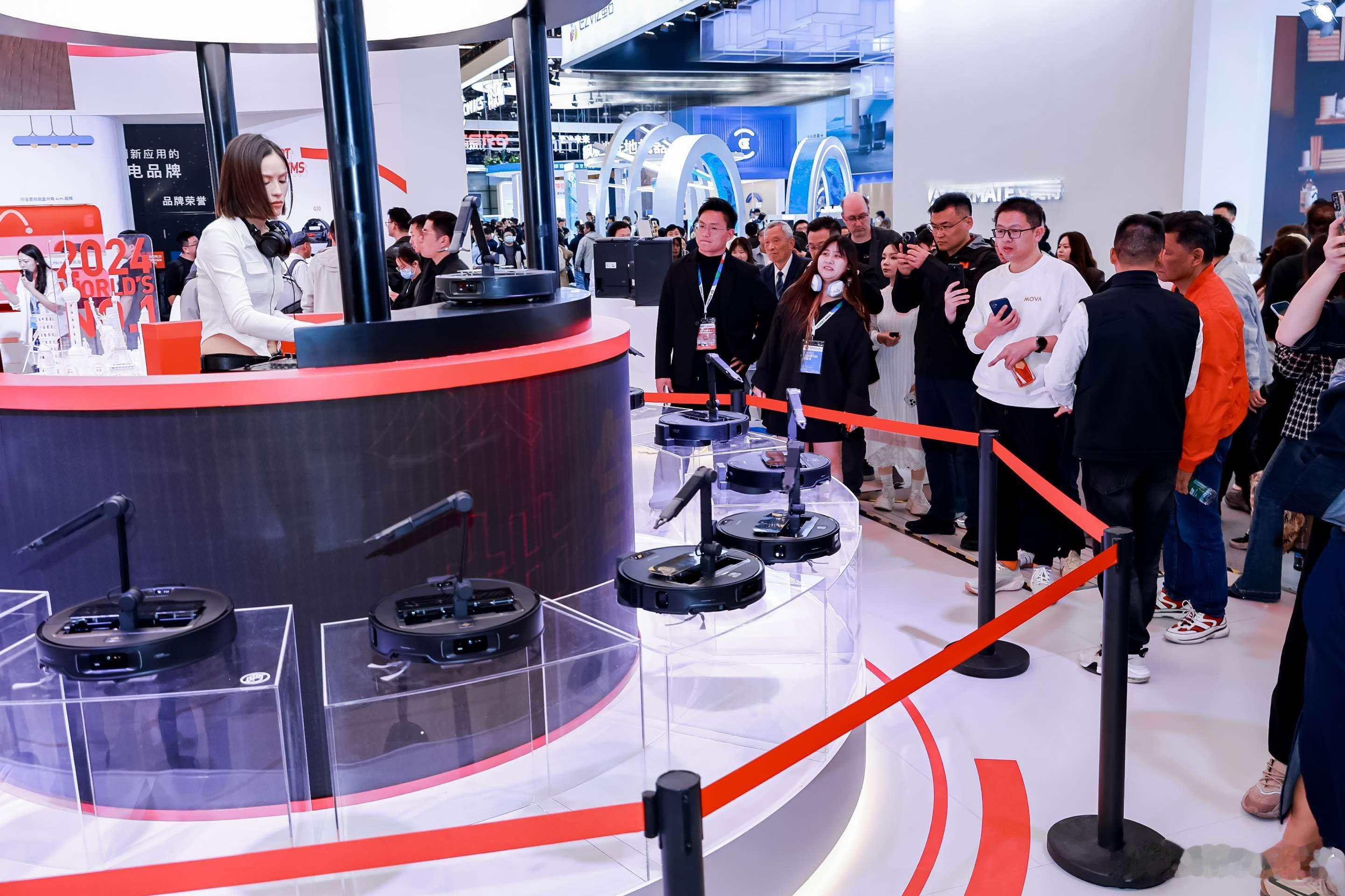 今年AWE2025 石头科技的展台还蛮有料的，可以150℃高温蒸汽和86℃热水双