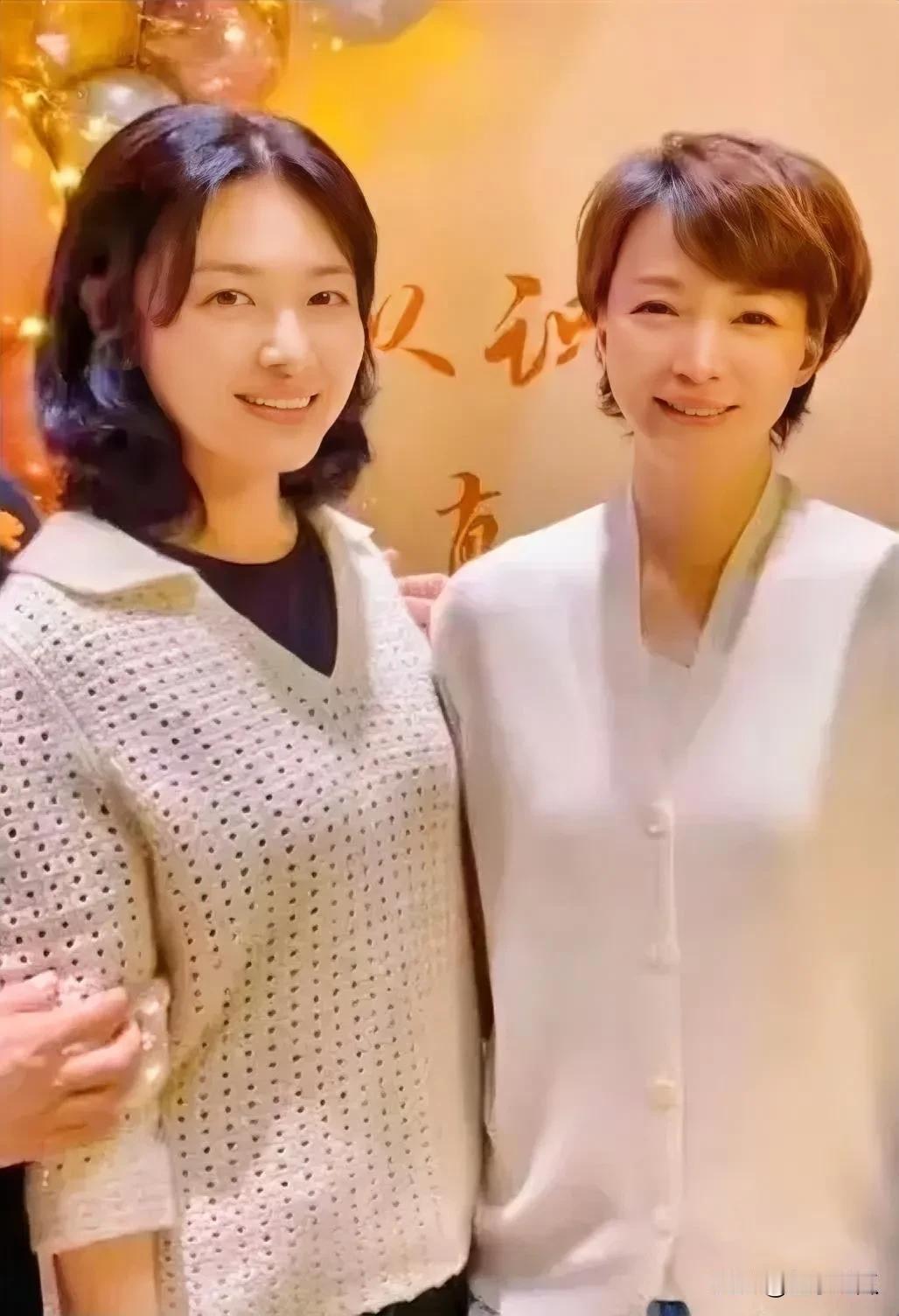 董卿，周涛合照谁漂亮？没有浓妆艳抹，没有豪华艳丽的衣服装饰，两人妥妥的素颜照，五
