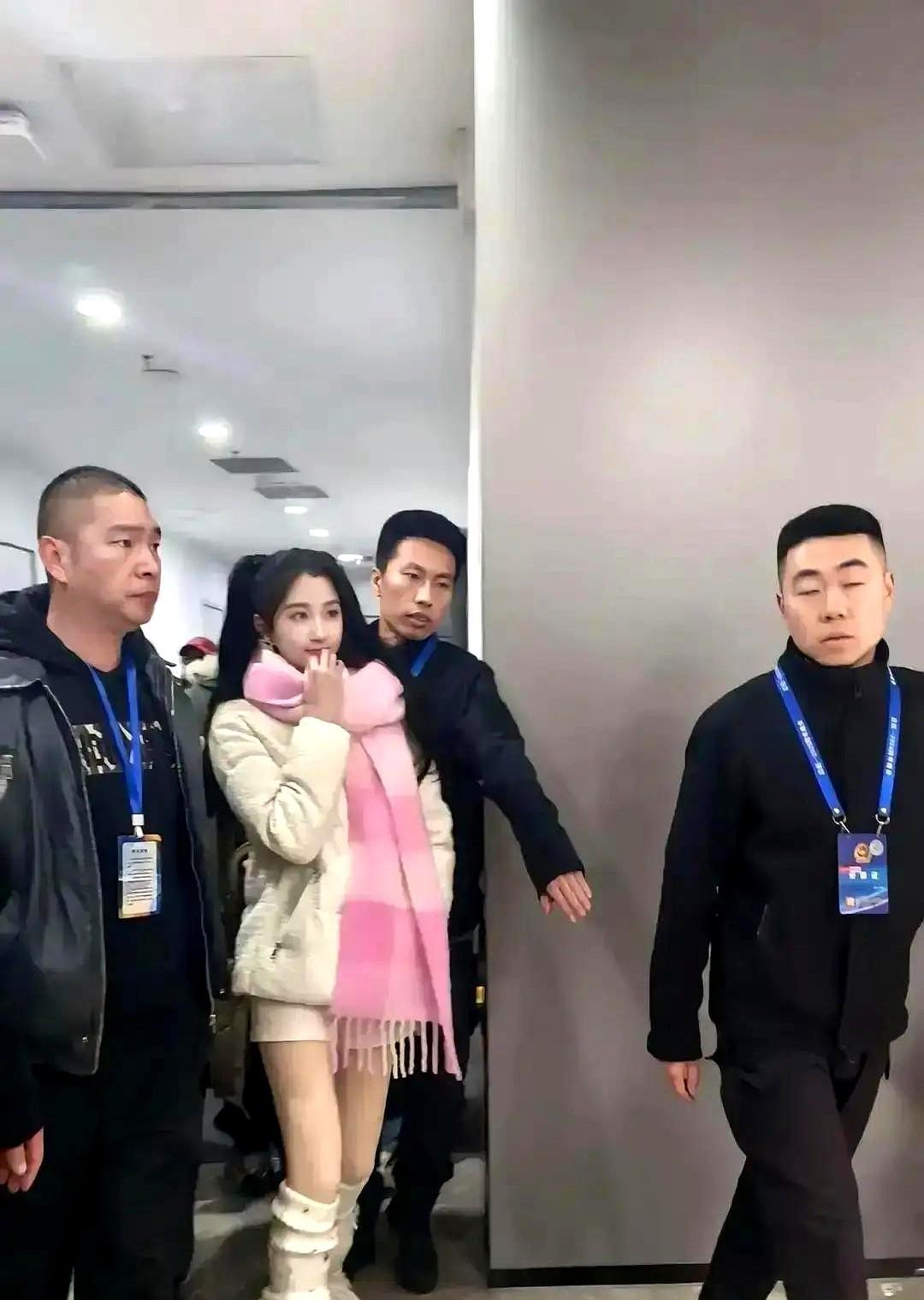 古装剧的厚刘海，到底封印了多少颜值？

说回田曦薇在《卿卿日常》里那个造型，厚刘