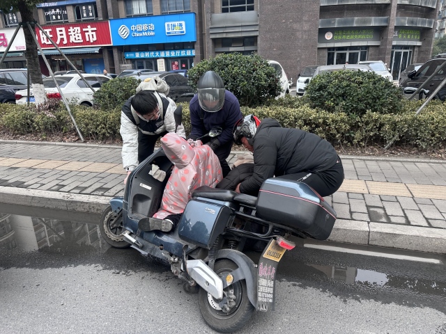 超暖心！杭州一名闪送大哥路遇晕倒女士，救人后悄悄离开