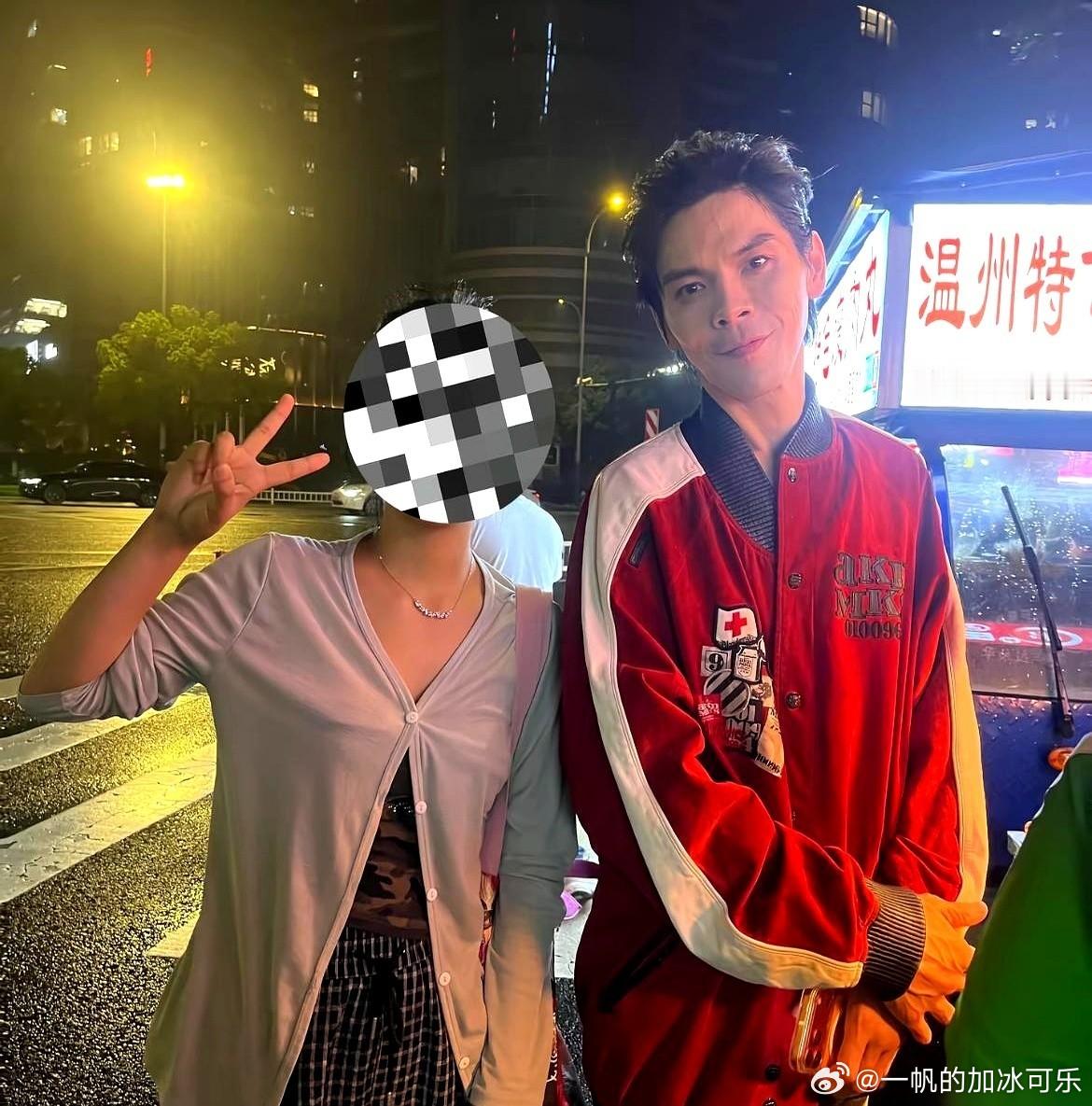 真敢信？ 端午节大半夜，百亿豪门太子爷不坐豪车不住酒店，缩在杭州街头吃路边摊。 