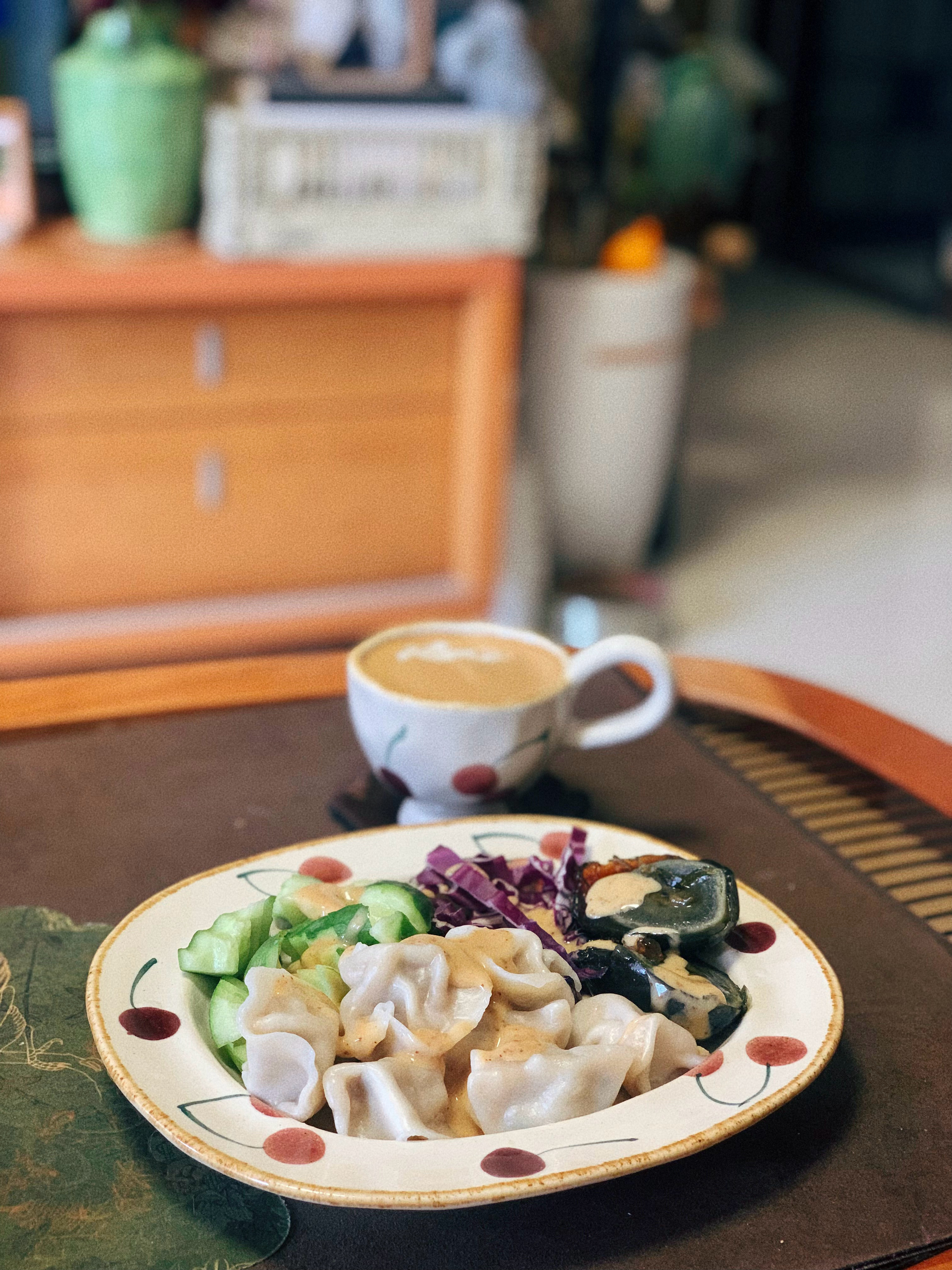 鸡蛋没煮好临时拿皮蛋来顶替最爱这套樱花杯碟。。
