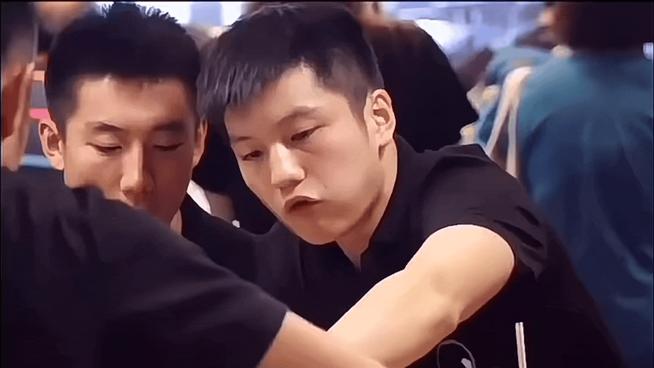 樊振东厨综首秀樊振东一饭封神2📺总宣片段刷屏全网，樊振东只顾埋头炫饭无暇看镜头