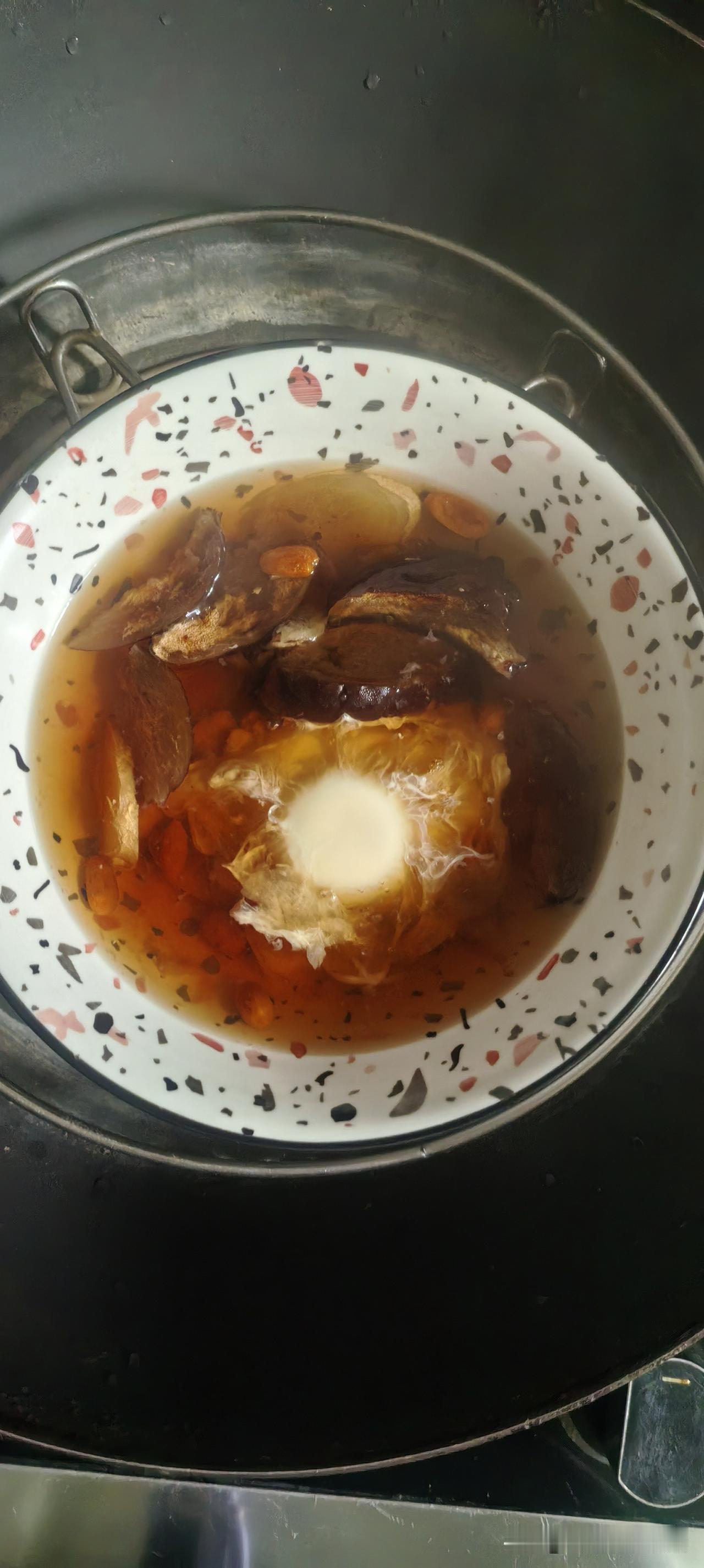我在网上刷到了一个补气血的方子。

两颗红枣，八九颗枸杞，两三片生姜，四片黄芪放