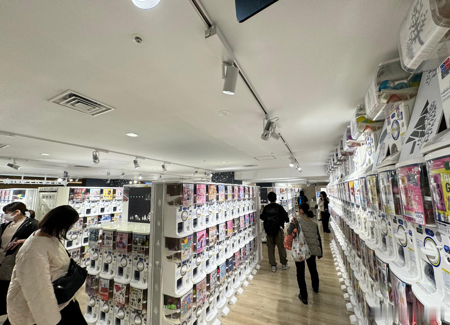 东京大街小巷各种扭蛋机，店里，路边无处不在。各种动漫ip、食玩各种小玩意，甚至还